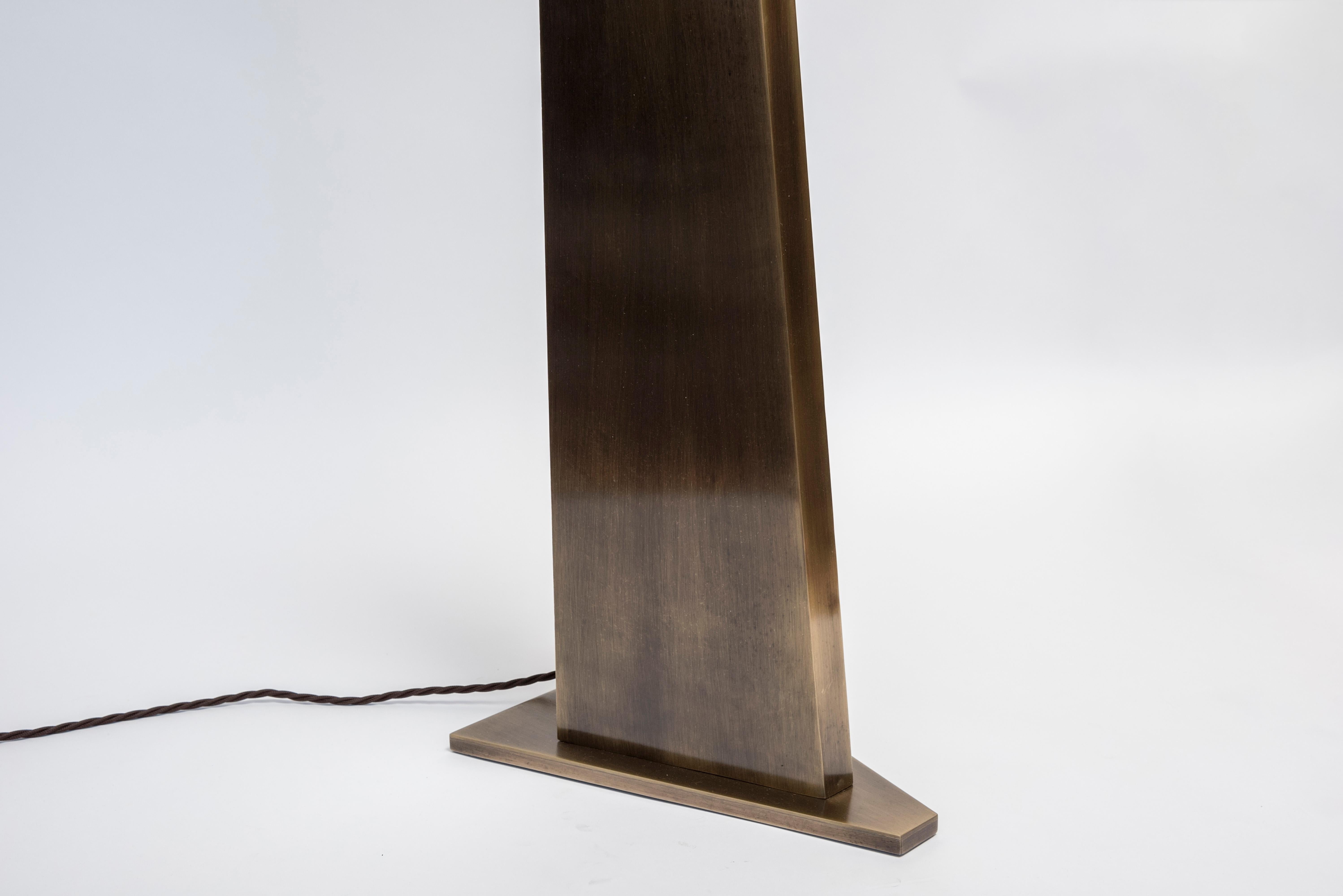Neues Design von Glustin Luminaires, dreieckige Stehleuchte aus bronzefarbenem Messing mit einer Alabasterkugel als Lichtquelle.
