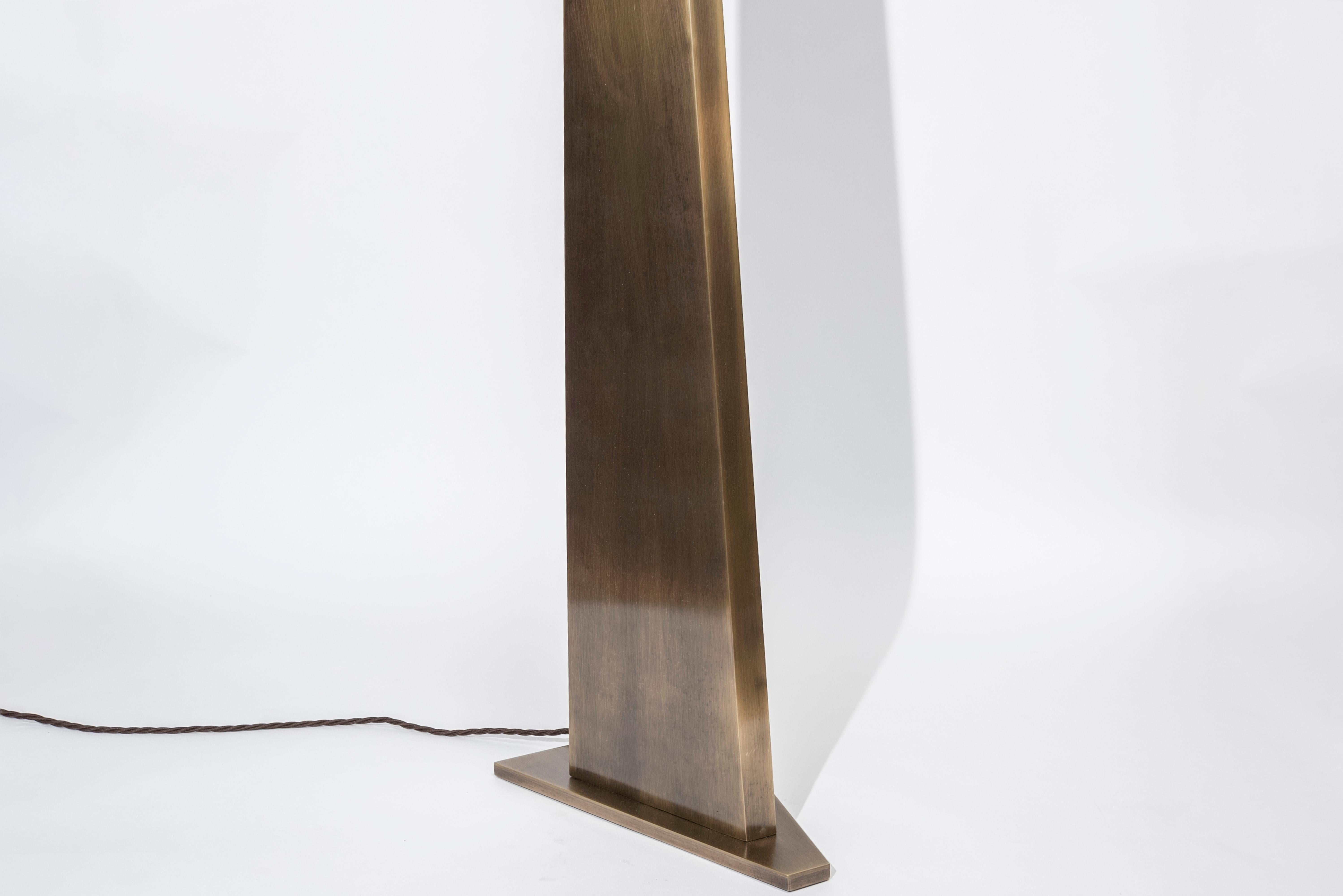 Glustin Luminaires Creation Stehlampe aus Messing mit Alabasterkugel (Moderne) im Angebot