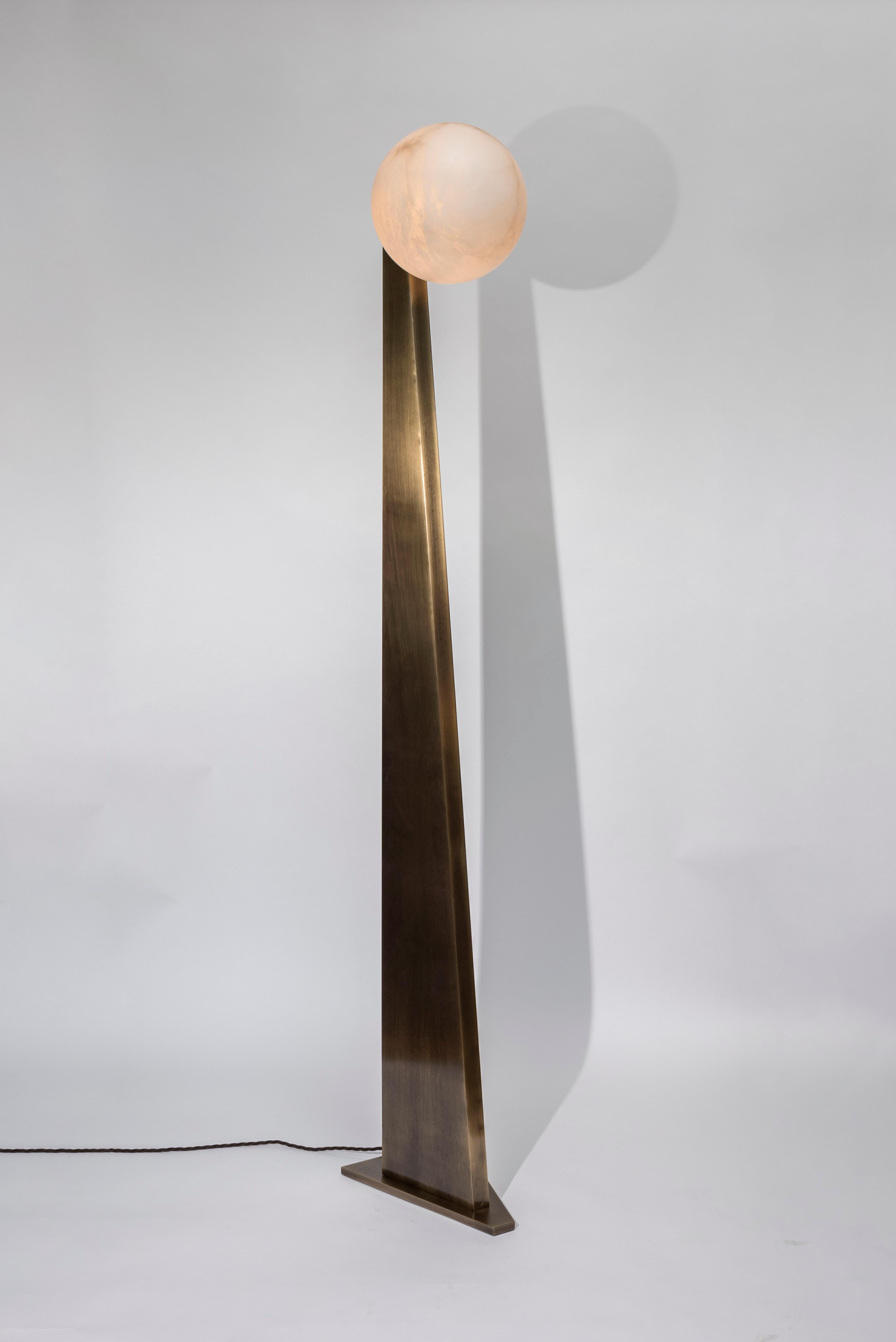 Glustin Luminaires Creation Stehlampe aus Messing mit Alabasterkugel (21. Jahrhundert und zeitgenössisch) im Angebot