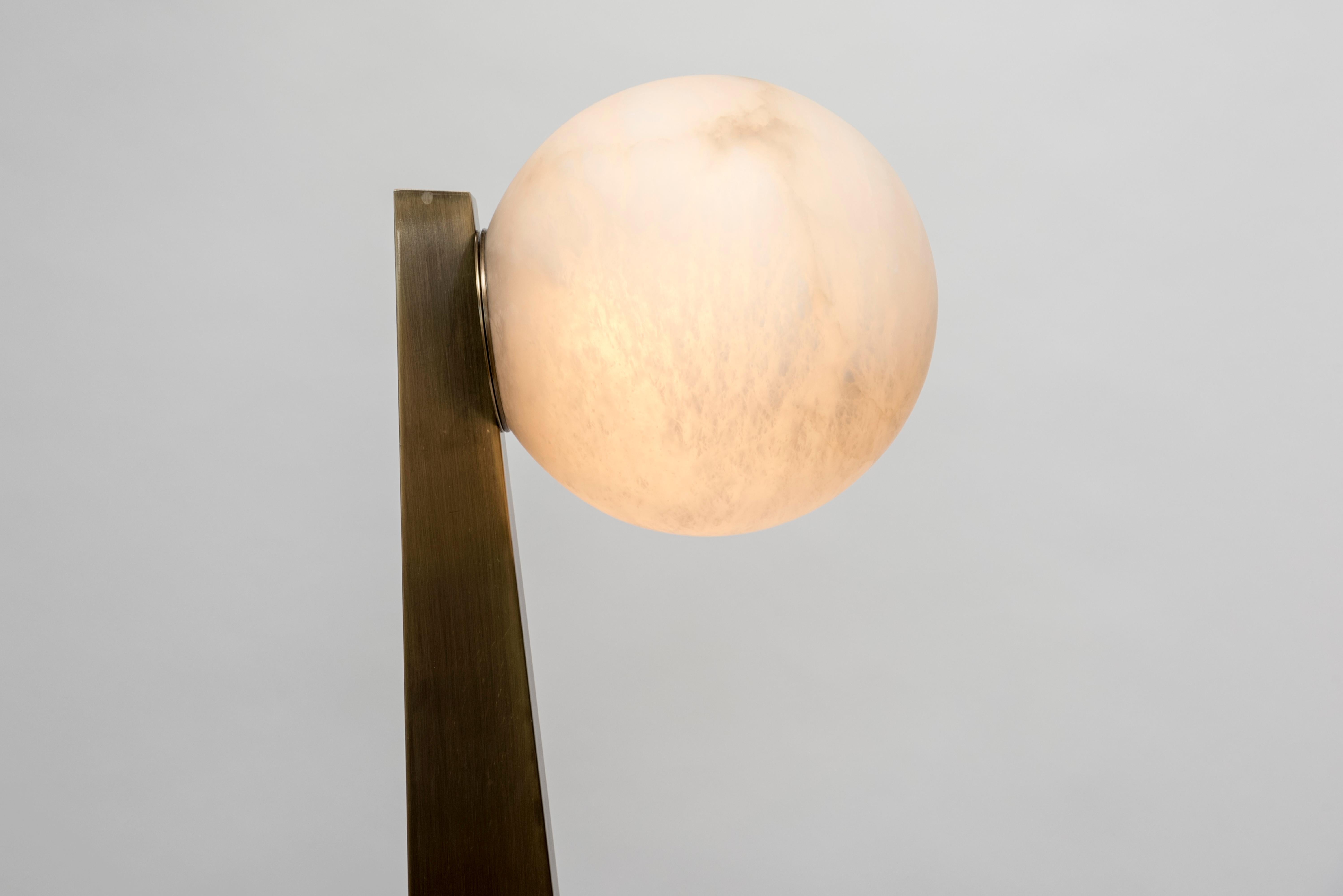 Ottone Glustin Creation, lampada da terra in ottone con globo in alabastro in vendita