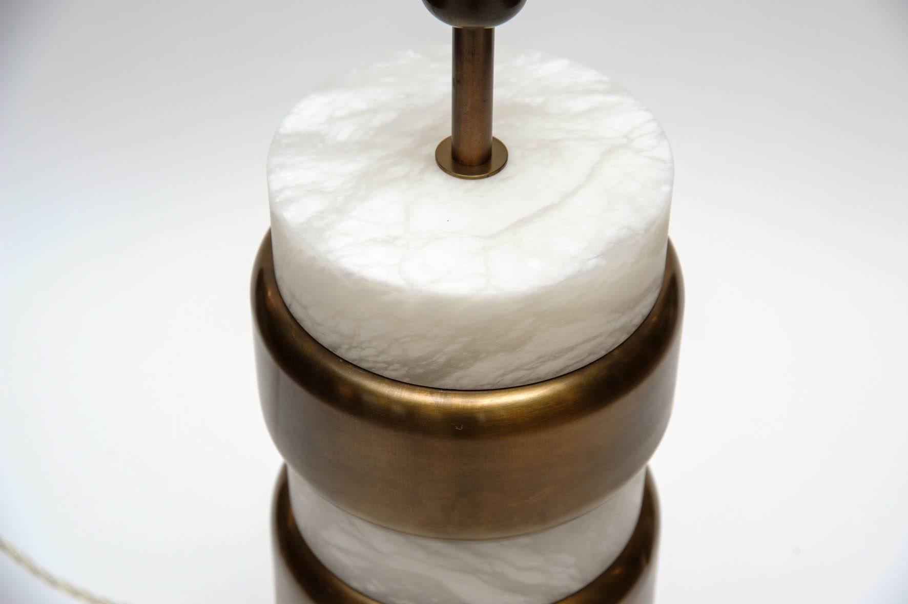Paire de lampes en albâtre avec anneaux en laiton Glustin Luminaires Creation Neuf - En vente à Saint-Ouen, IDF