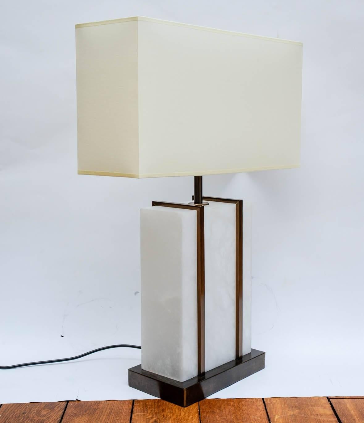 italien Paire de lampes de bureau Glustin Luminaires Creation en forme de cage en laiton et albâtre en vente