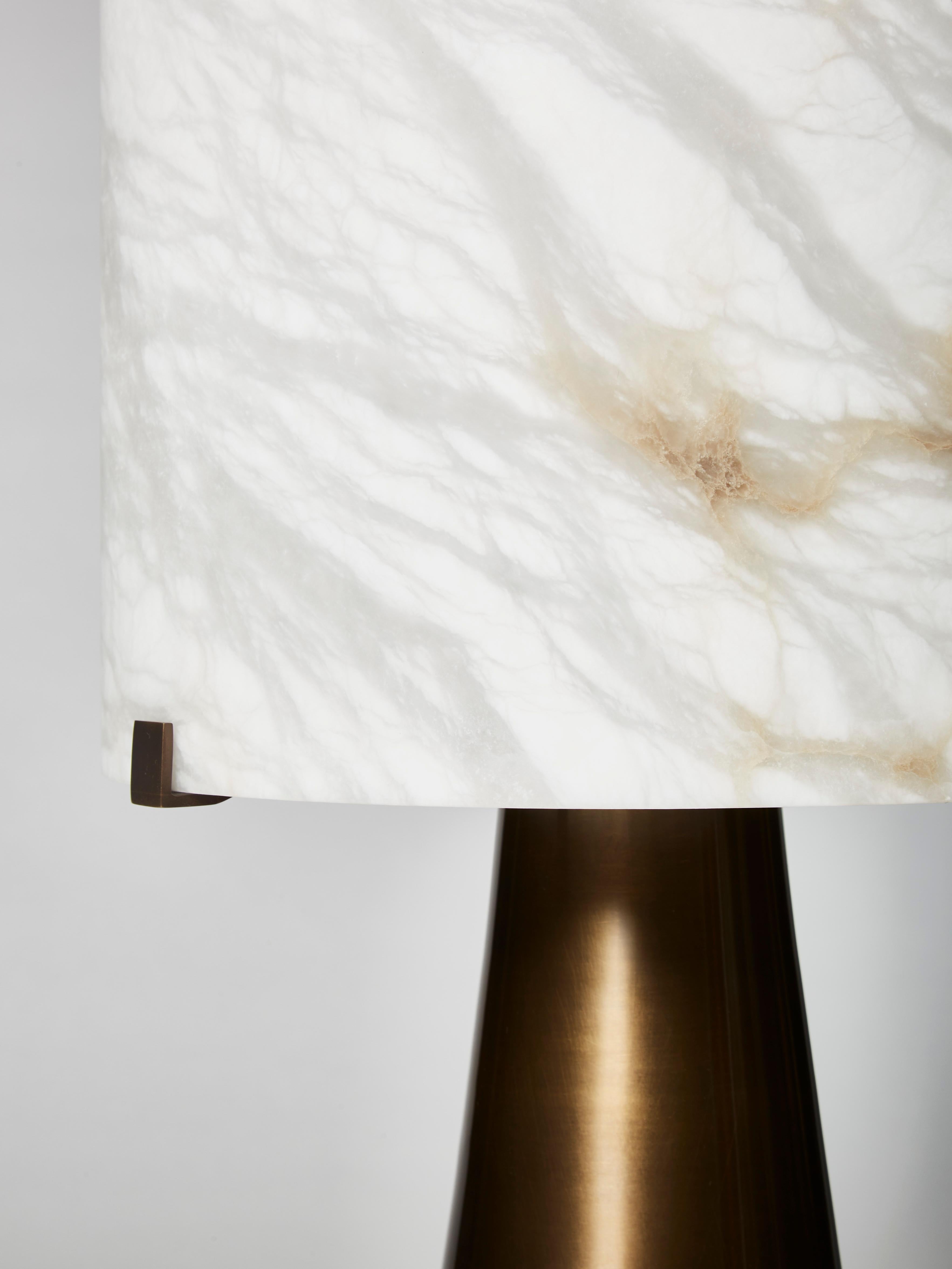 italien Glustin Luminaires Lampes de table en laiton en forme de poire et abat-jour en albâtre en vente