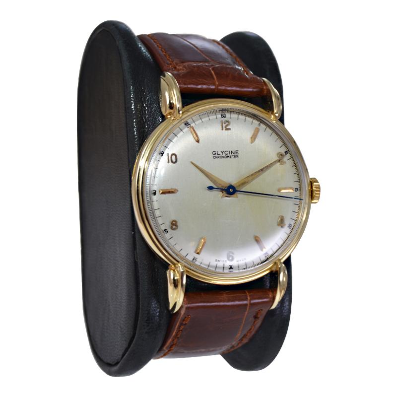 Glycine 18Kt. Solid Yellow Gold Art Deco Classic Round Manual Watch circa 1940's In Excellent Condition For Sale In Long Beach, CA