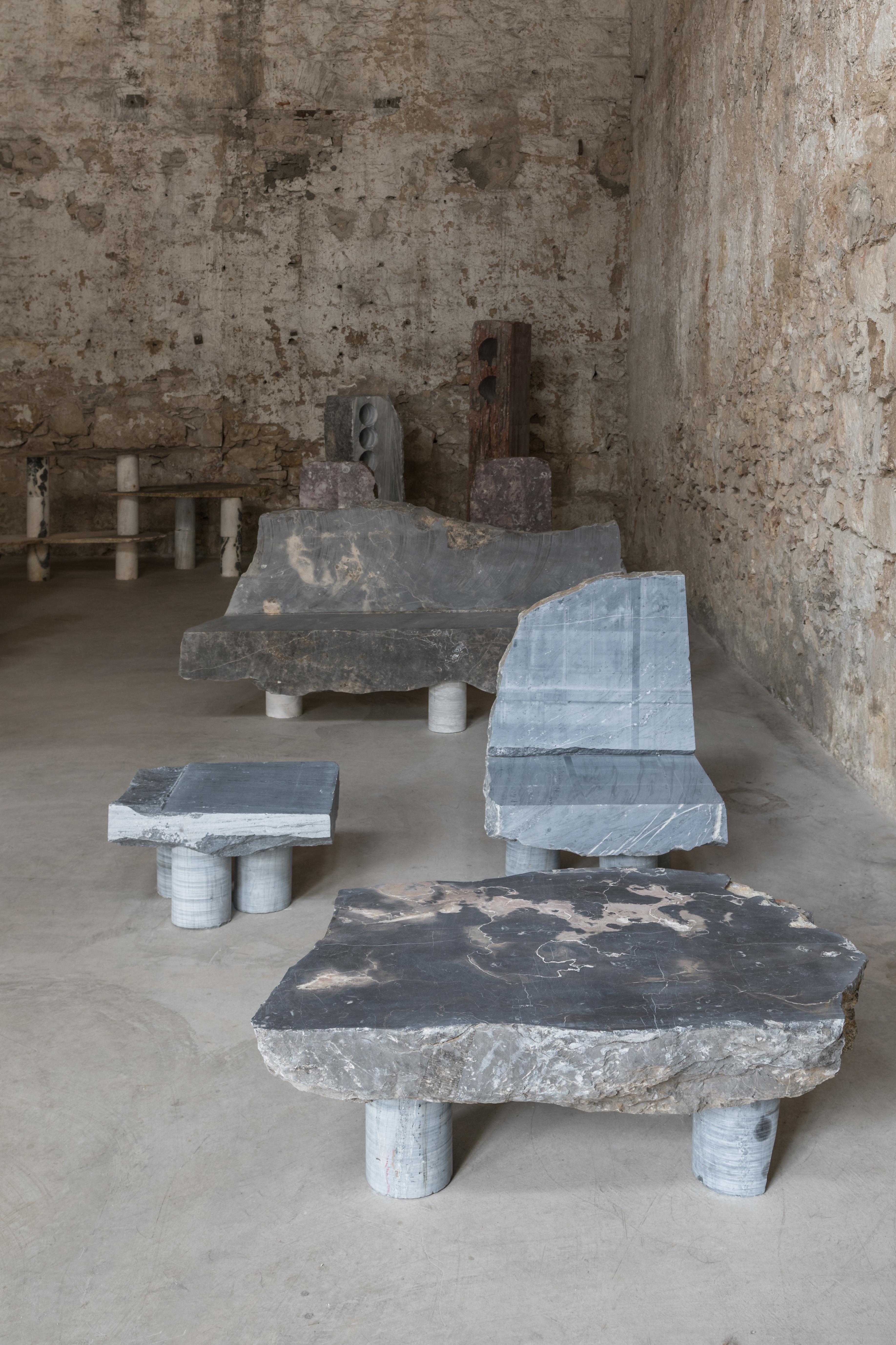 L'idée d'une série d'objets fonctionnels est née alors que l'artiste construisait sa propre maison sur l'île de Naxos. Ce fut le début d'une exploration continue, inspirée par les éléments naturels et les formes de pierres non traitées qui sont