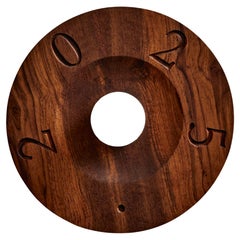 Lámpara geométrica glifo tallada en teca recuperada by Evam