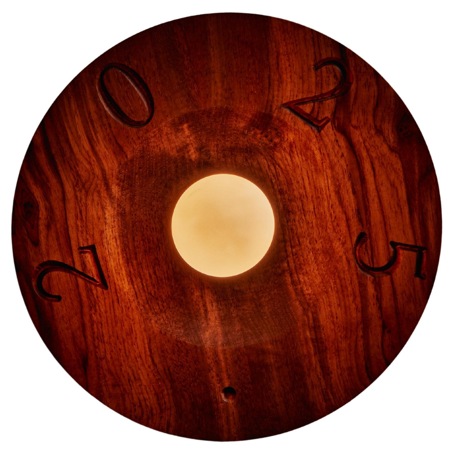 International Style Glyph, lampada da sole geometrica in teak riciclato intagliato di Evam in vendita