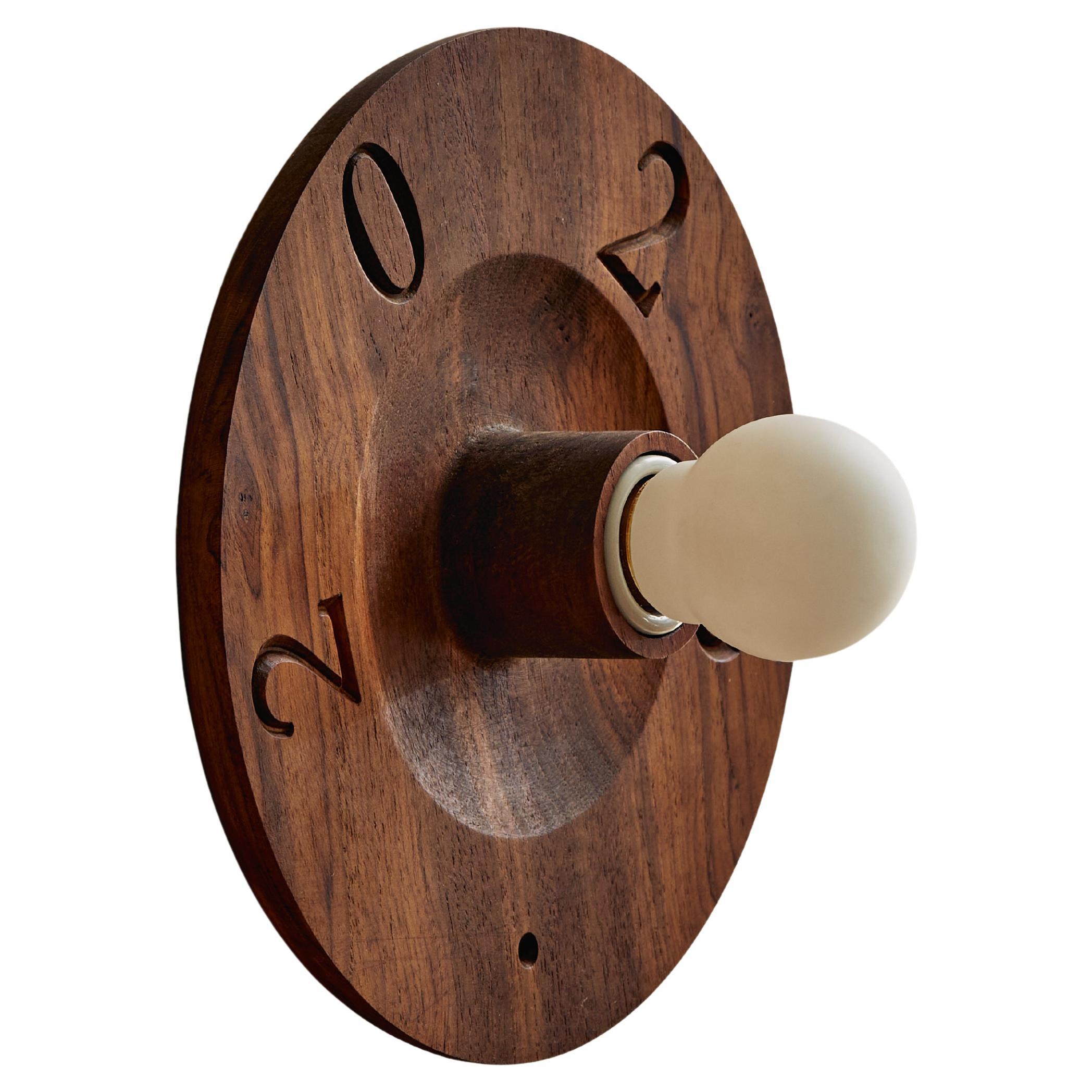 Glyph, lampada da sole geometrica in teak riciclato intagliato di Evam