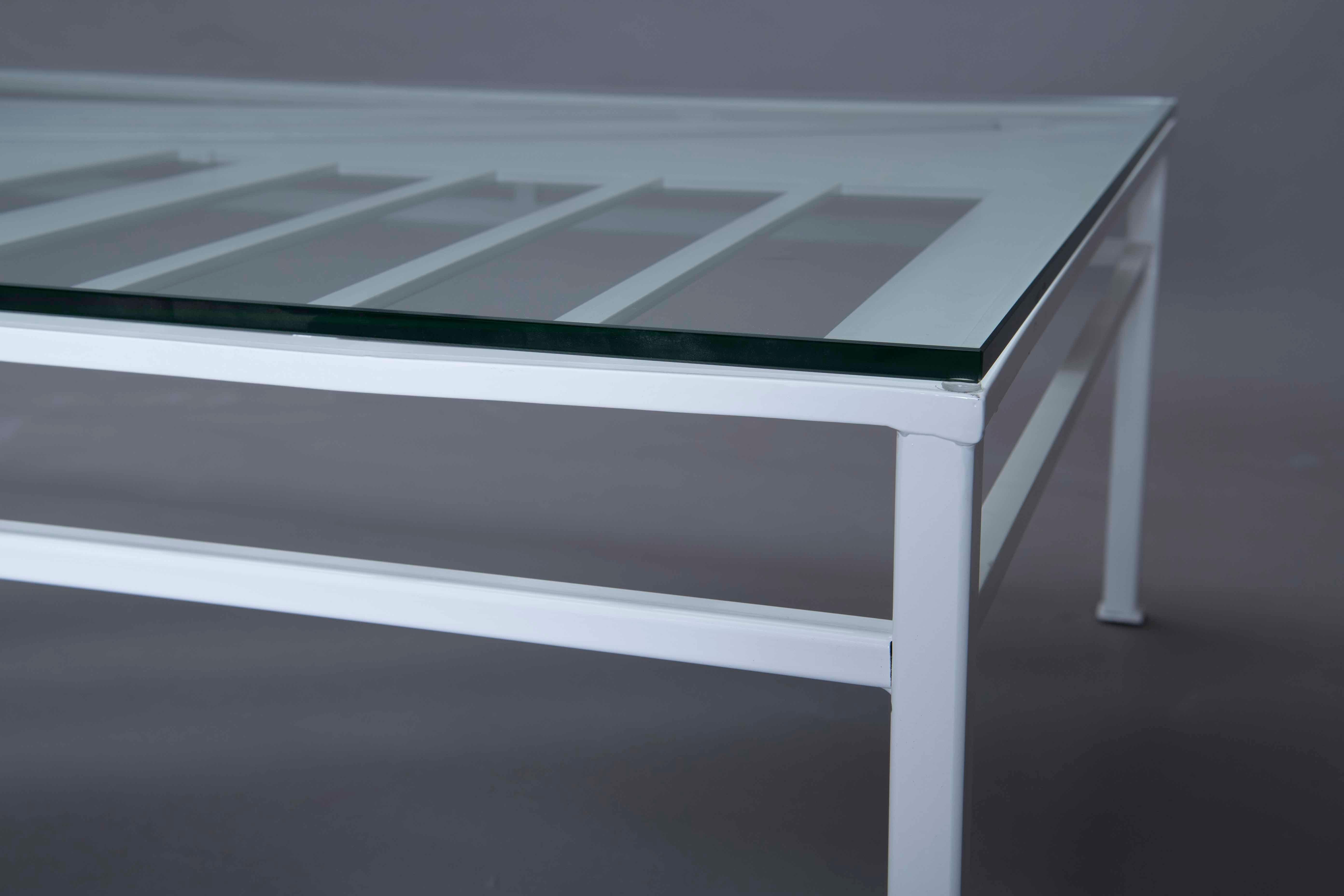 Moderner, minimalistischer, rechteckiger Couchtisch aus Metall und Glas in Weiß, Unikat (amerikanisch) im Angebot