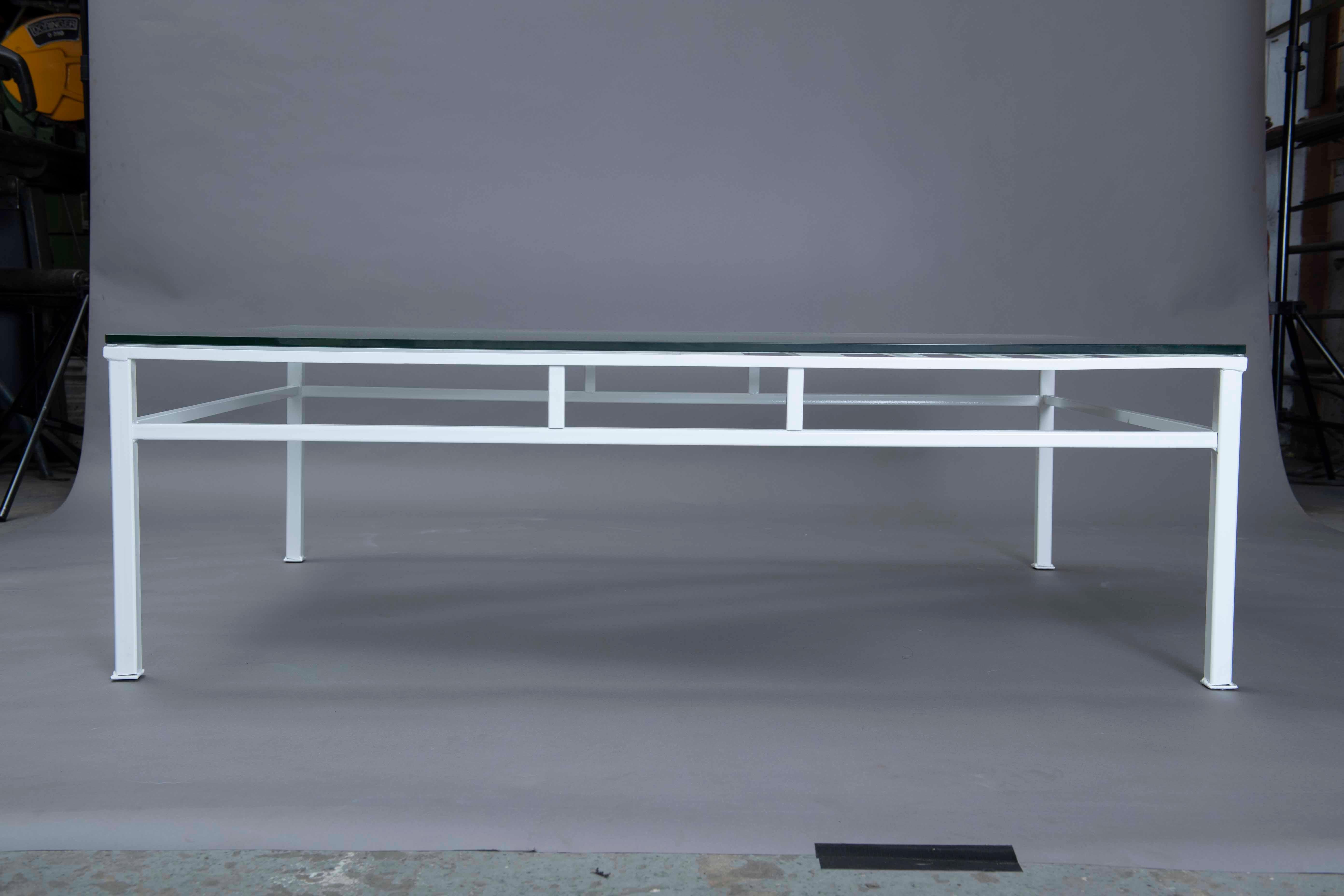 Moderner, minimalistischer, rechteckiger Couchtisch aus Metall und Glas in Weiß, Unikat (21. Jahrhundert und zeitgenössisch) im Angebot