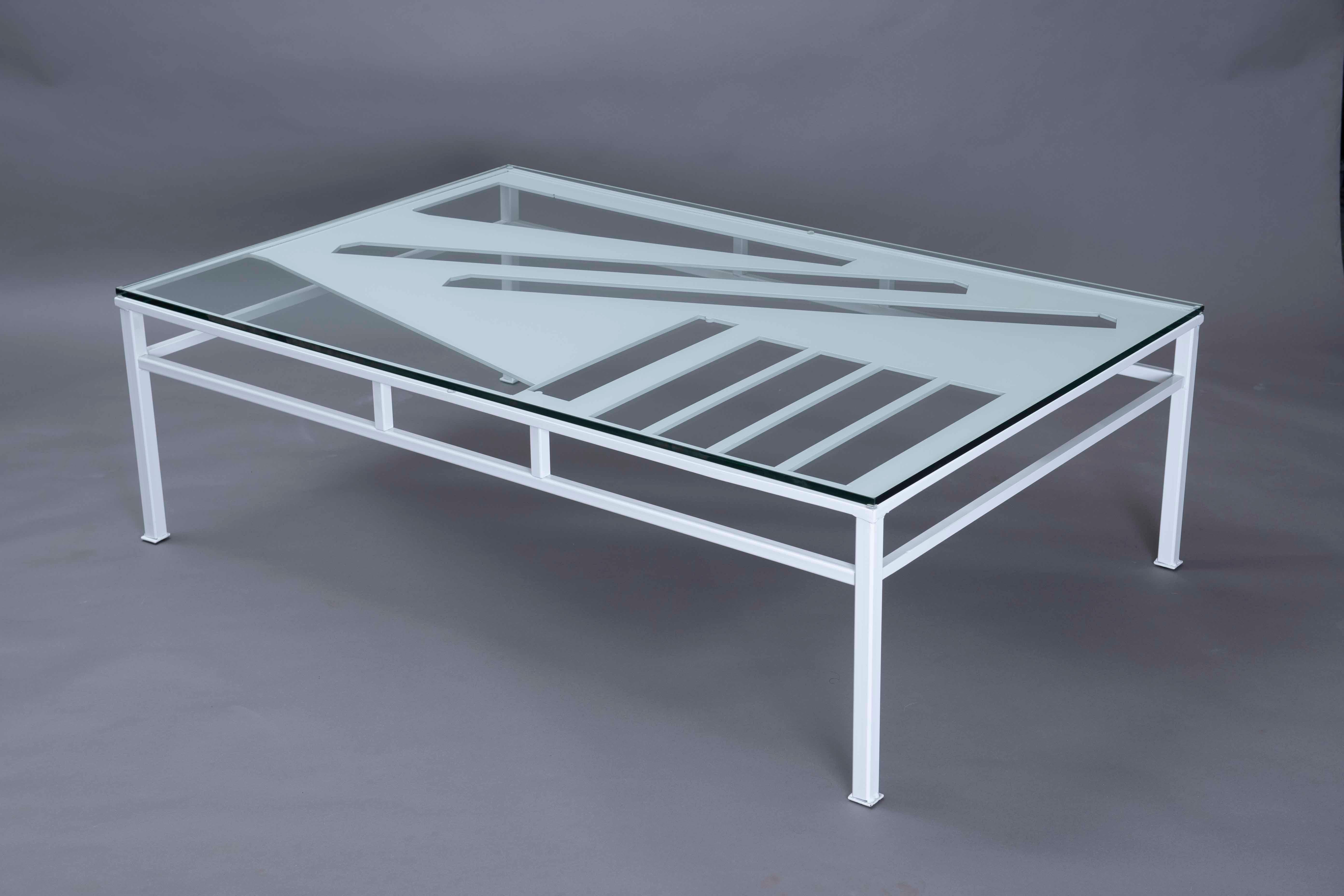 Moderner, minimalistischer, rechteckiger Couchtisch aus Metall und Glas in Weiß, Unikat (Stahl) im Angebot