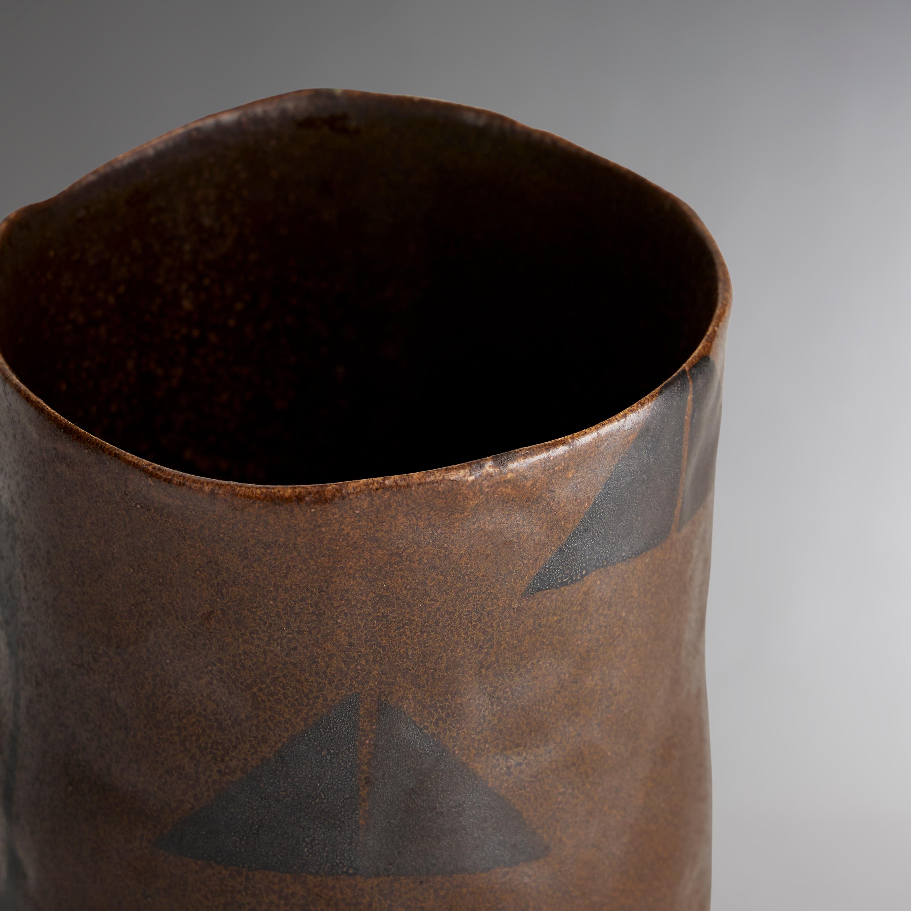 Glyph Vase, klein - Handbemalte glasierte Keramikvase (Geschnitzt) im Angebot