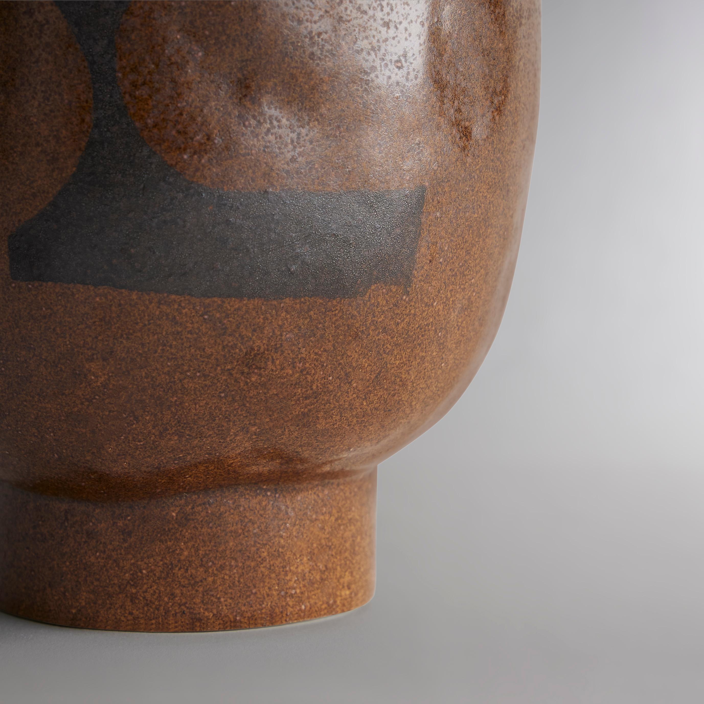 Glyph Vase, klein - Handbemalte glasierte Keramikvase im Zustand „Neu“ im Angebot in Dallas, TX