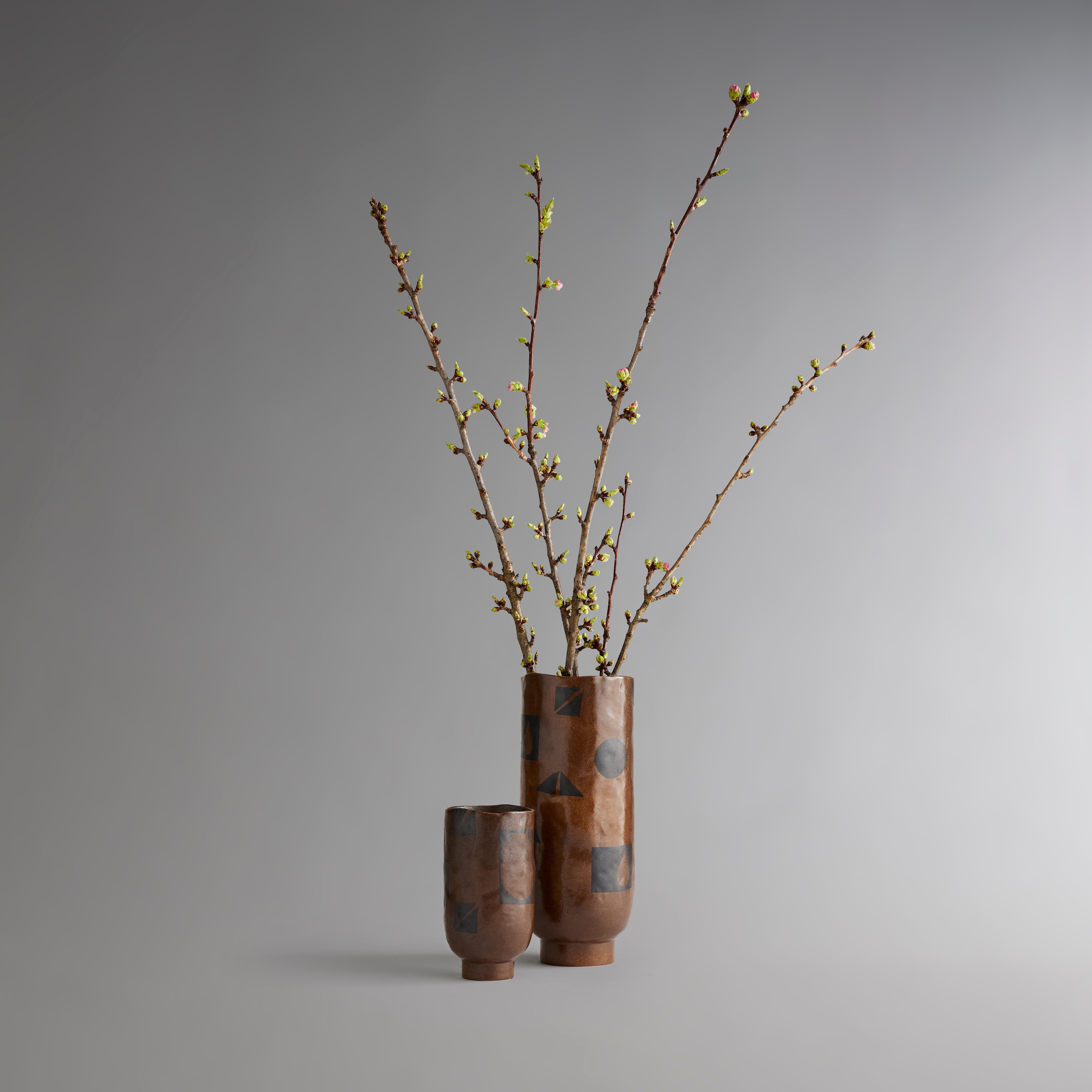 Glyph Vase, klein - Handbemalte glasierte Keramikvase (21. Jahrhundert und zeitgenössisch) im Angebot
