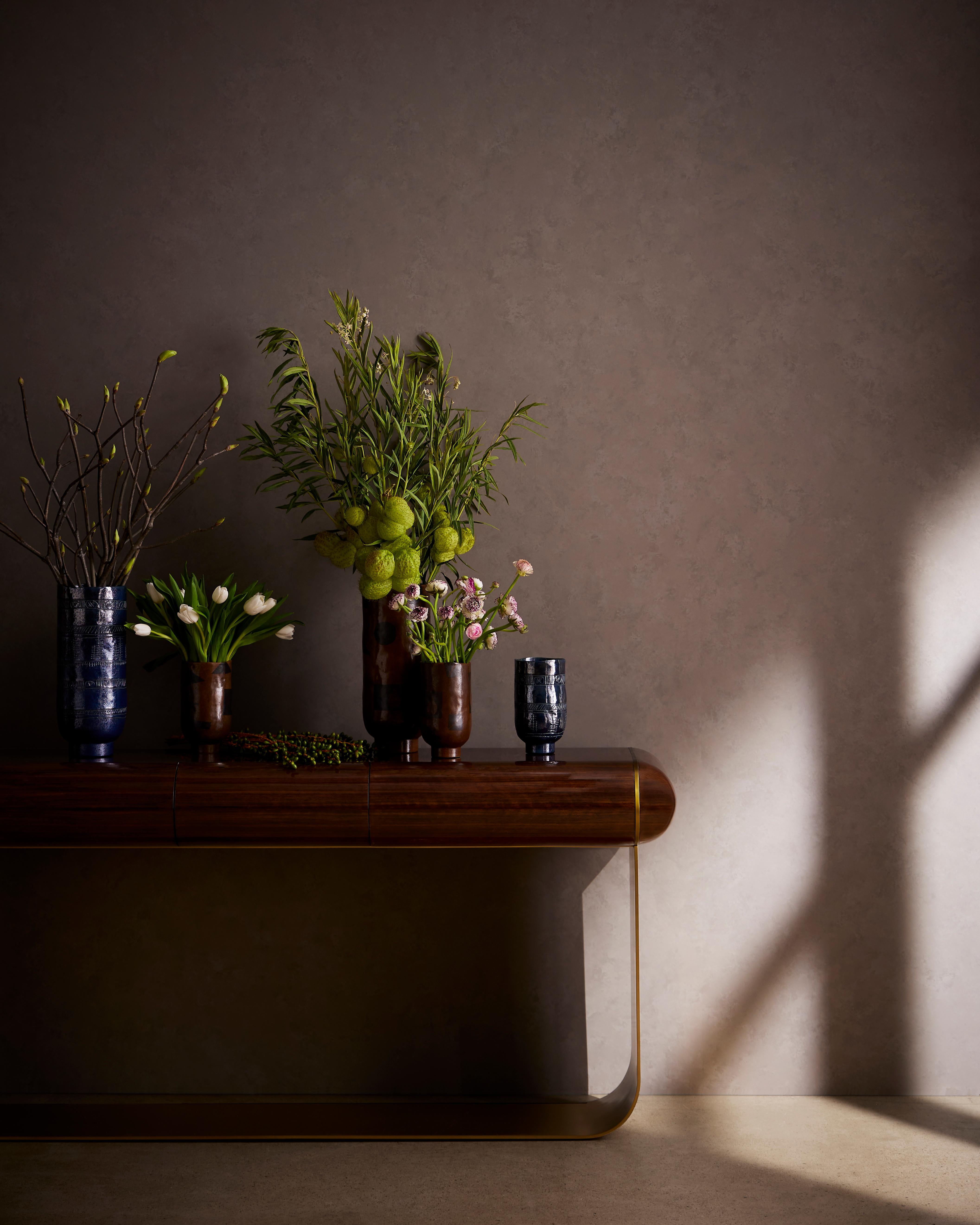 Glyph Vase, klein - Handbemalte glasierte Keramikvase im Angebot 2