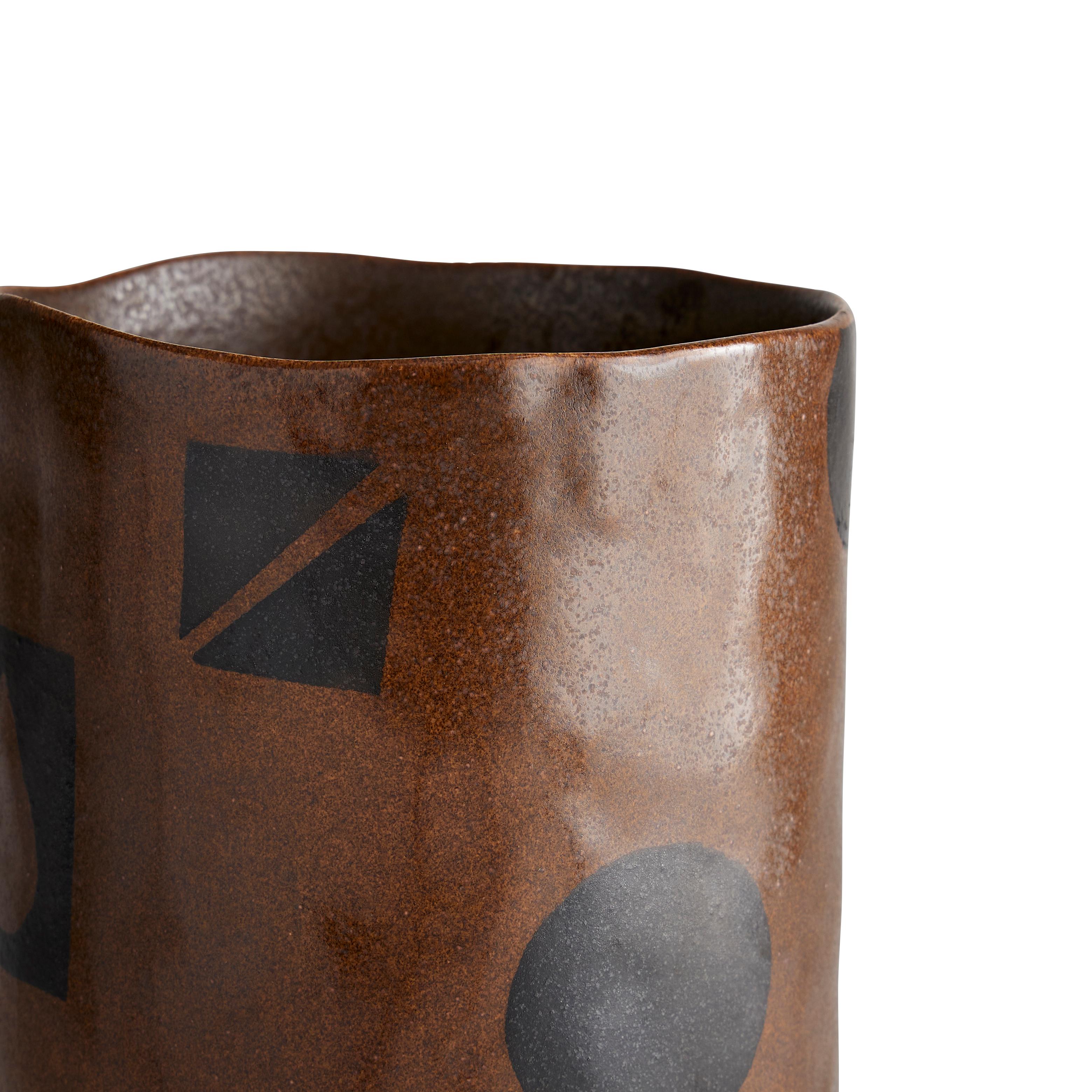 Intagliato Vaso Glyph, alto - Vaso in ceramica smaltata dipinto a mano in vendita