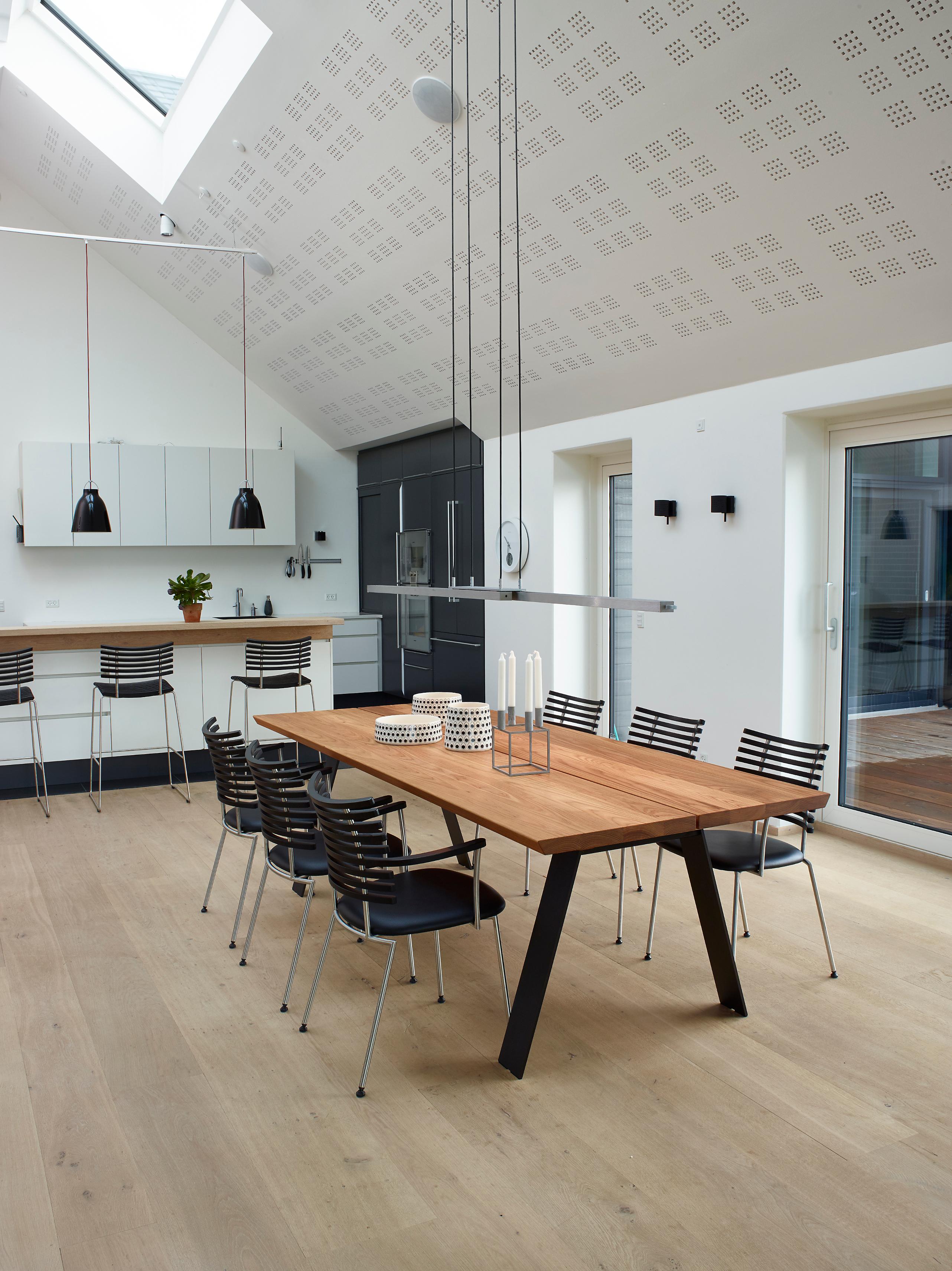 Hand-Crafted GM3200 Plank Table, Elm, Black steel legs - Design by Nissen & Gehl MDD For Sale