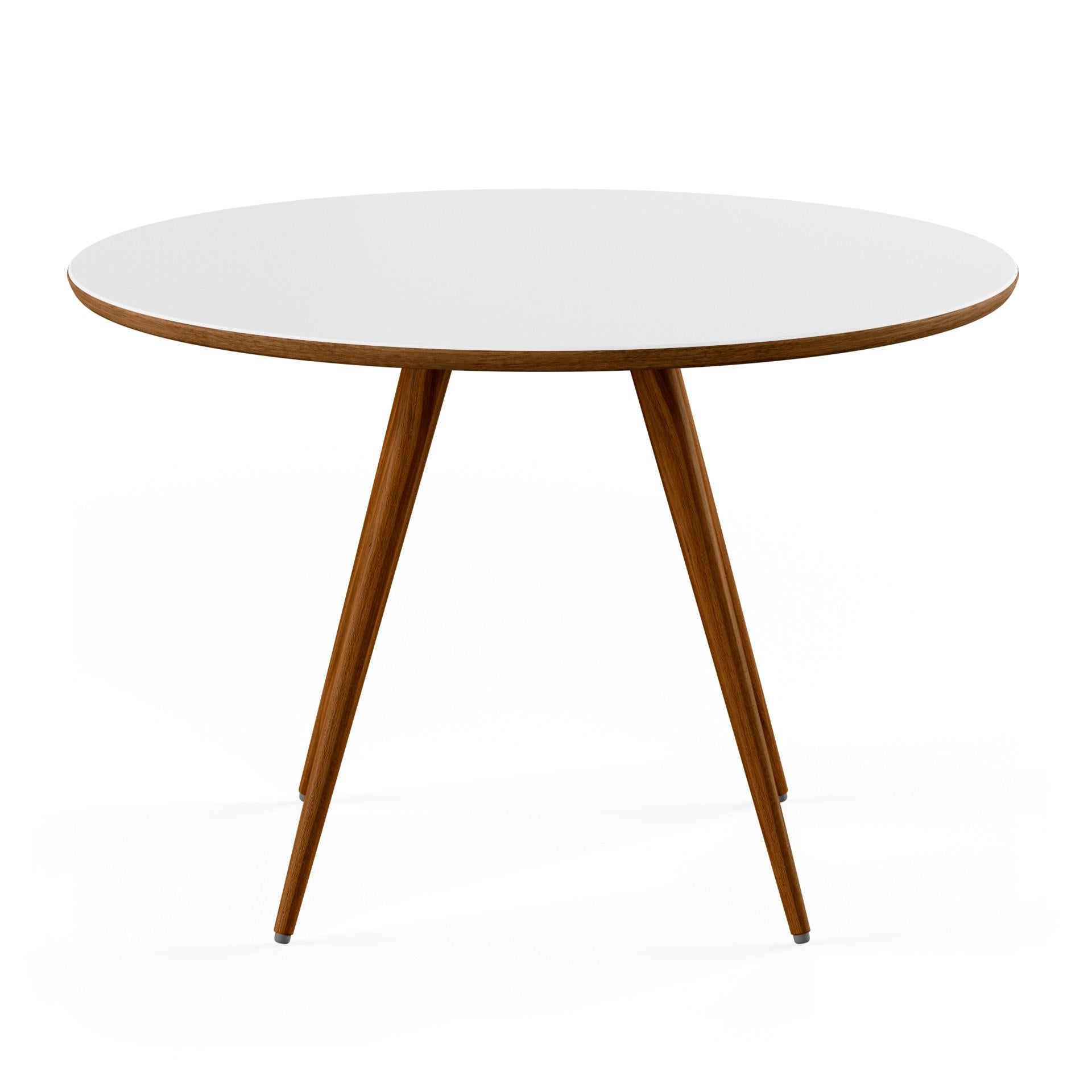 The GM 3900 Edge table series is not only elegant in appearance – it is also a pleasure to use in everyday life. The table is made entirely of solid wood or with a top of Corian, which in combination with the selected wood type beautifully