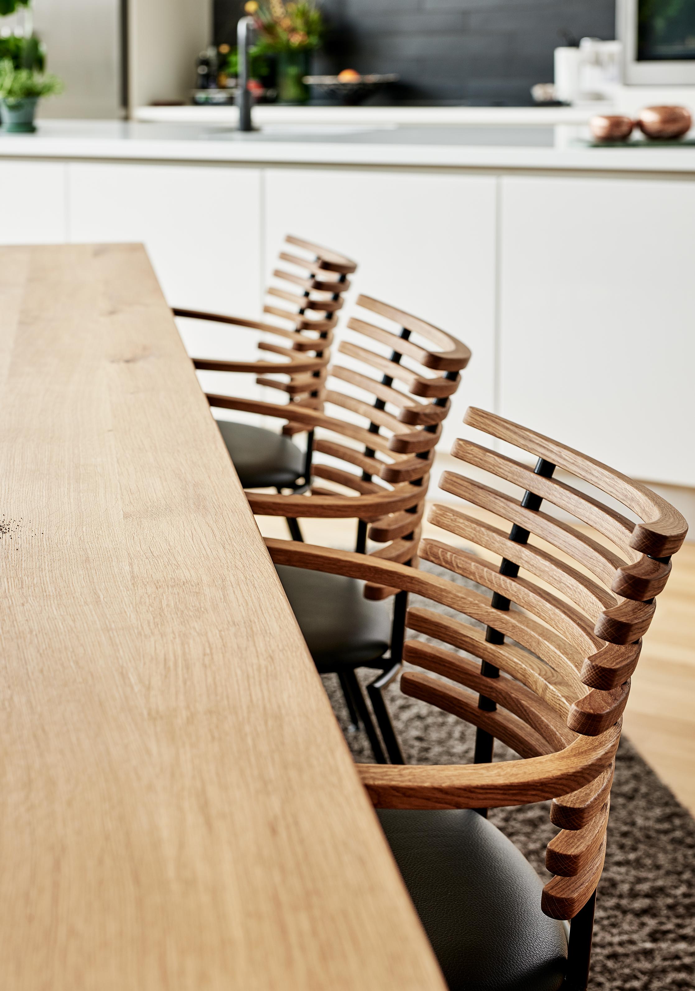 Le designer Henrik Lehm est à l'origine de la chaise Tiger, unique en son genre. Cette chaise a été créée pour répondre aux besoins naturels des personnes en matière d'assise sans compromettre l'élégance et la pureté de ses lignes.

L'emblématique