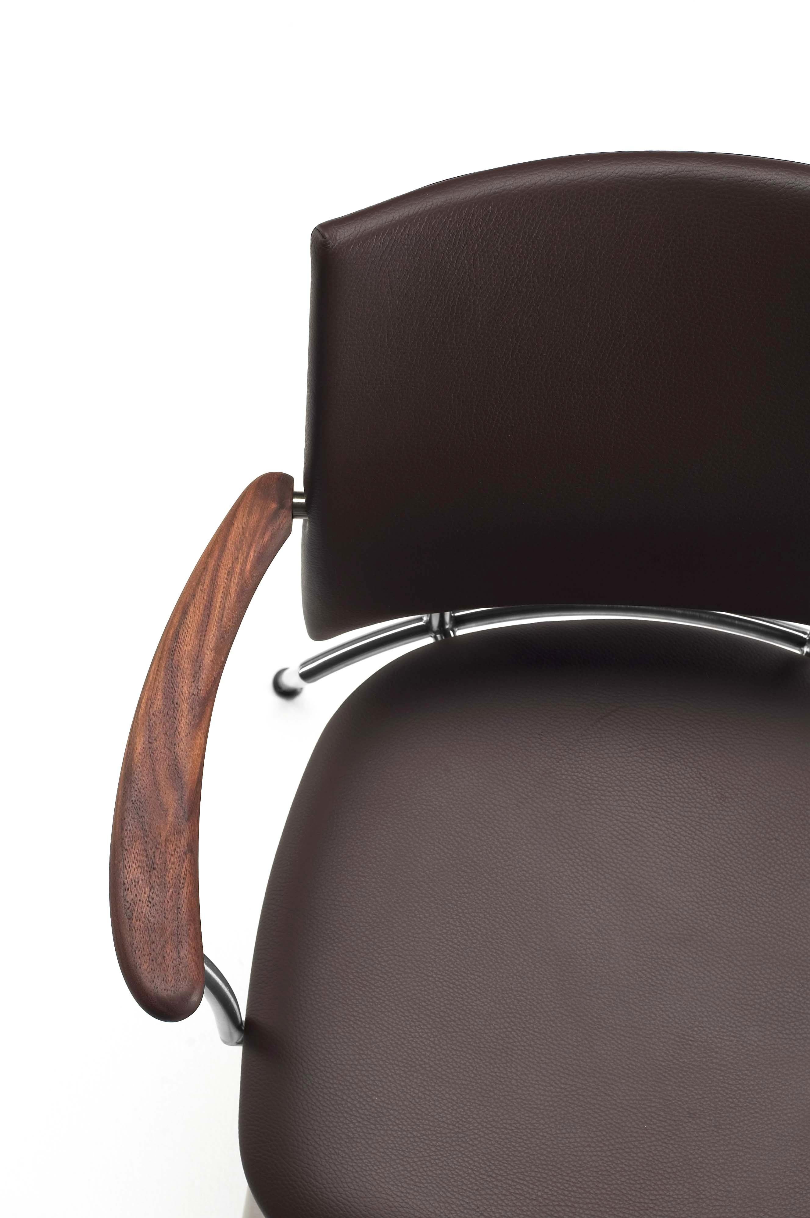 Hand-Crafted GM4116 Panther Armchair, Walnut, Naver Aniline Leather - Design by Henrik Lehm For Sale