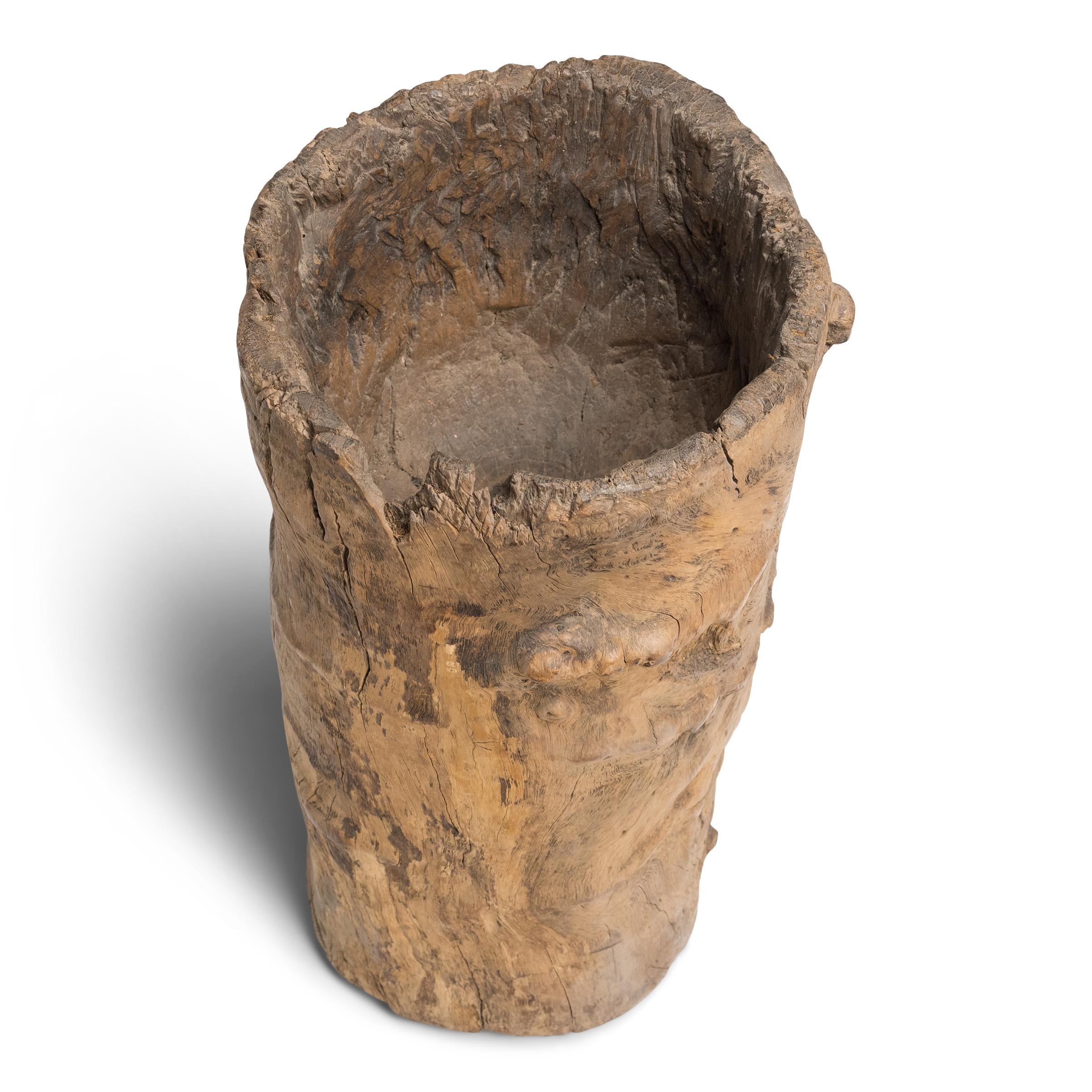 Intagliato a mano Mortaio a tronco d'albero nodoso, 1900 ca. in vendita
