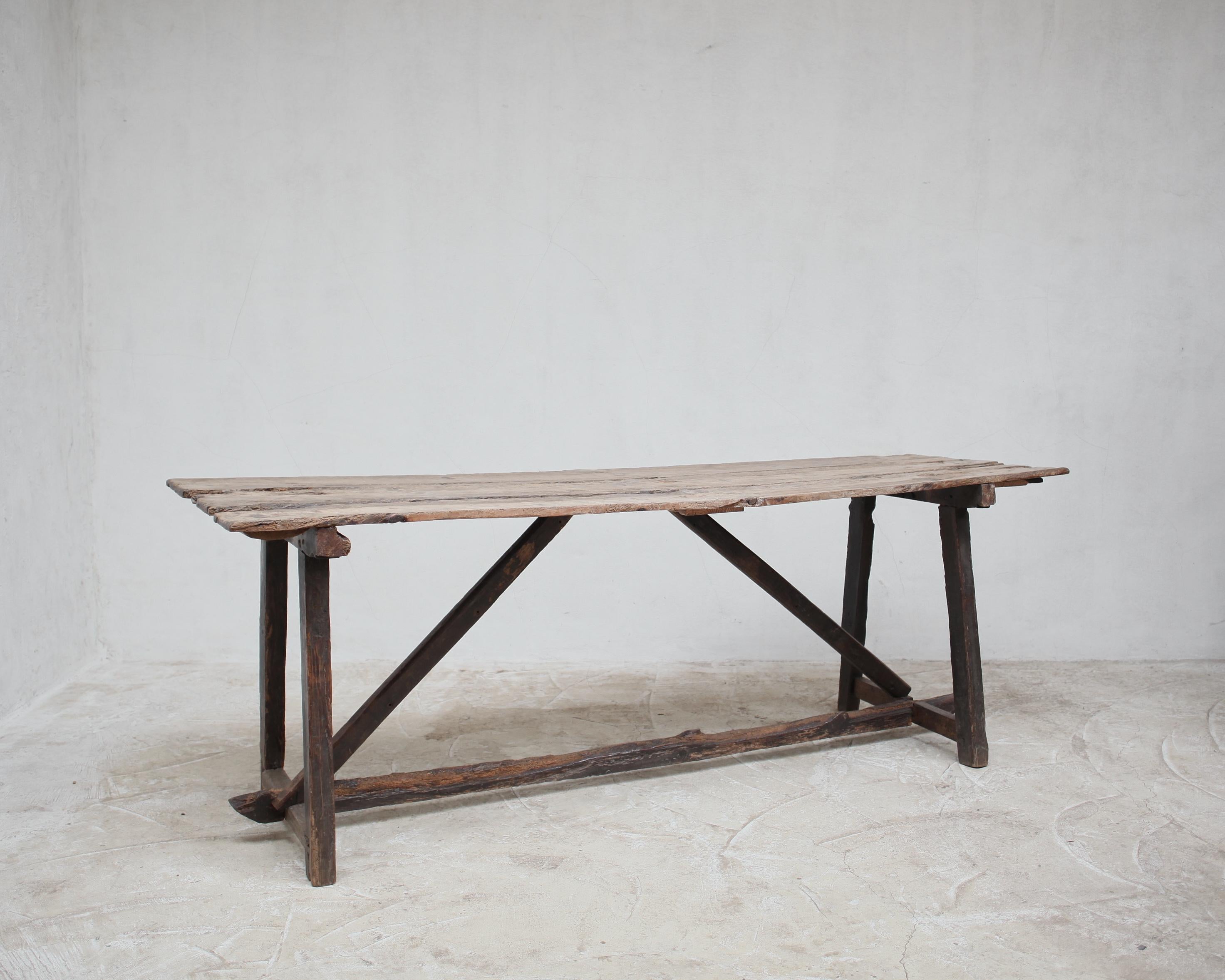 Mesa catalana del s. XVIII, muy patinada, con la clásica base en forma de 