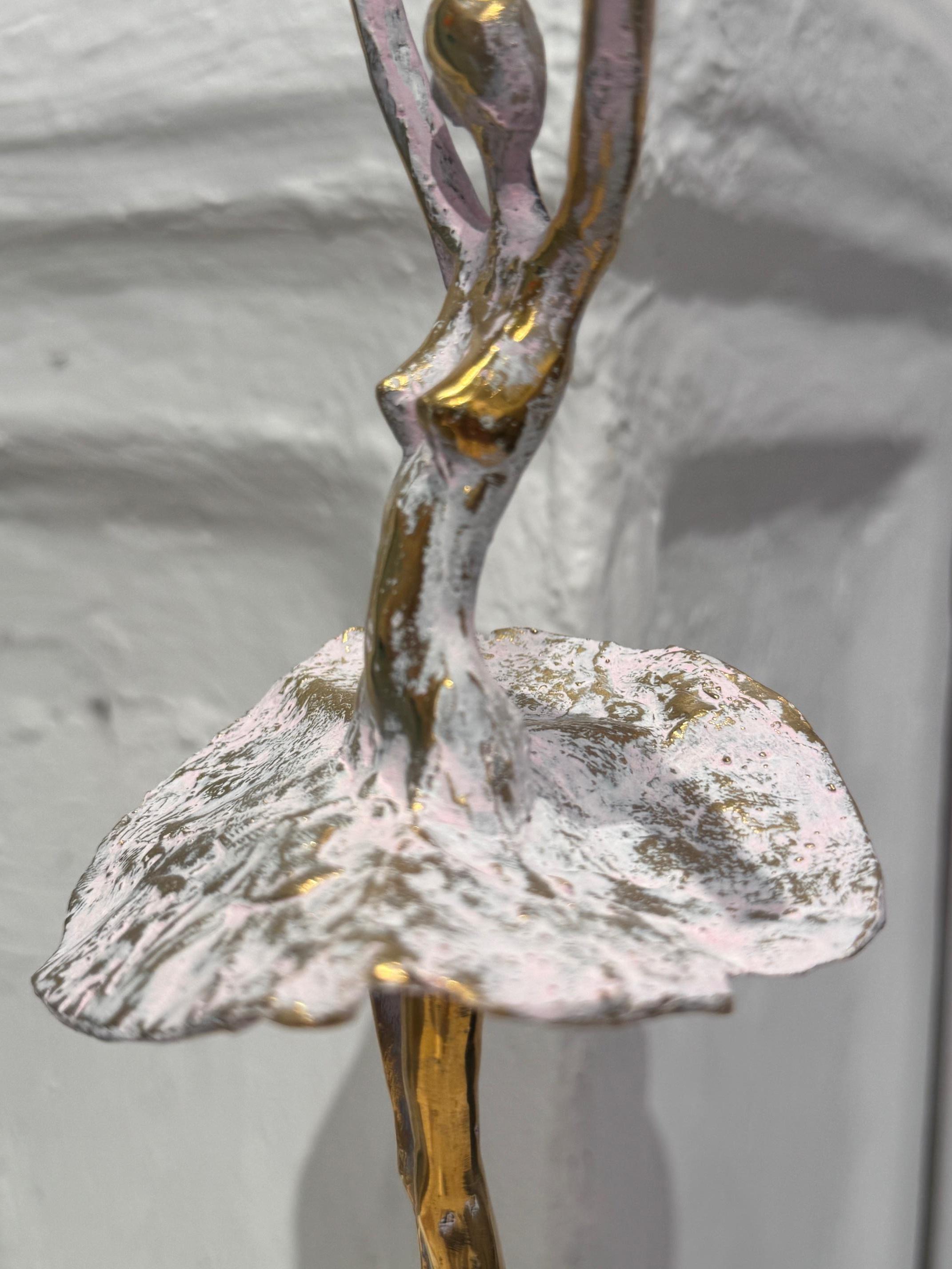 Ballerina - Bronzeskulptur einer figurativen wirbelnden Ballerina zeitgenössische Kunst (Gold), Figurative Sculpture, von Günay Aliev