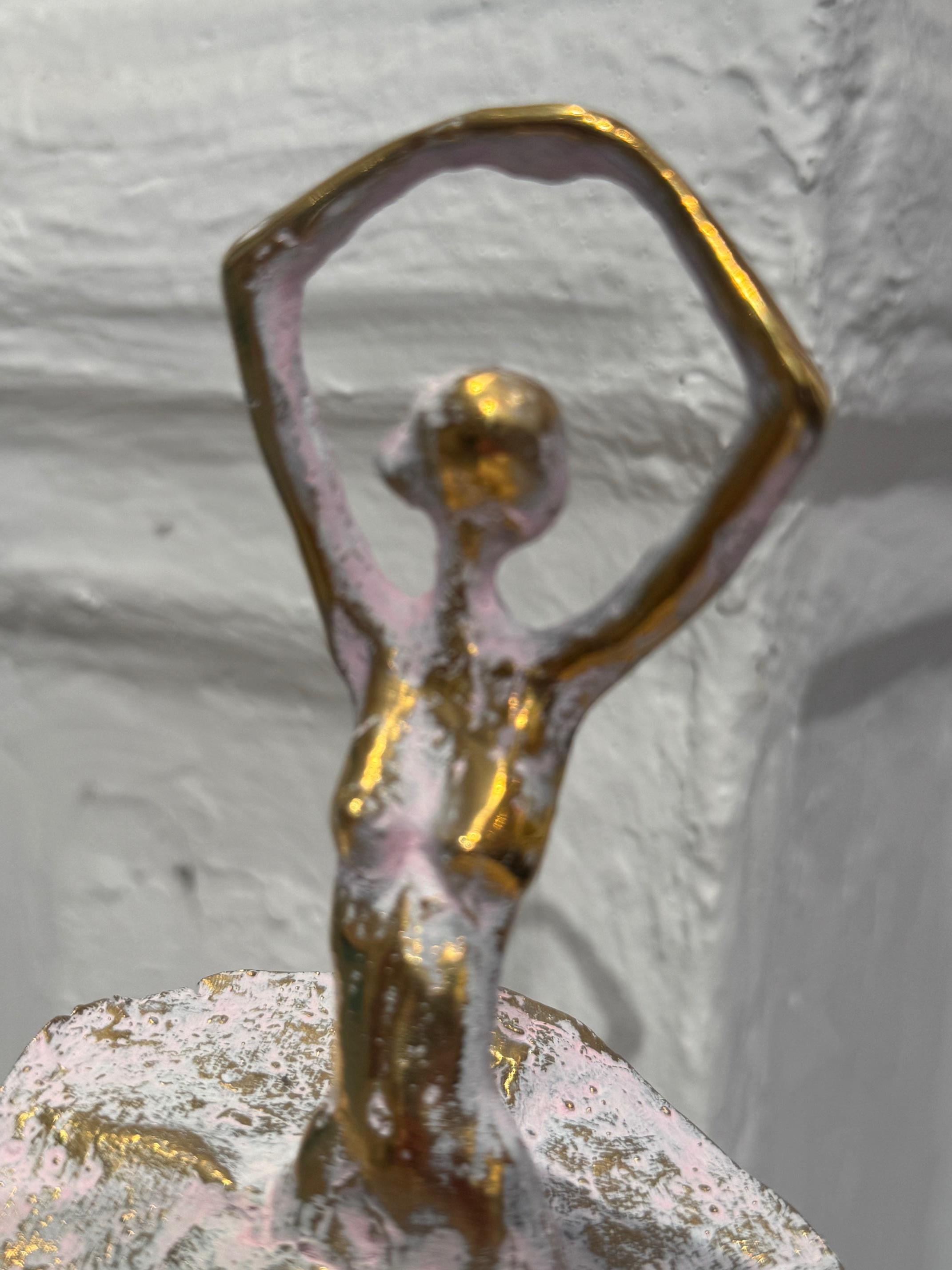 Ballerina - Bronzeskulptur einer figurativen wirbelnden Ballerina zeitgenössische Kunst im Angebot 1