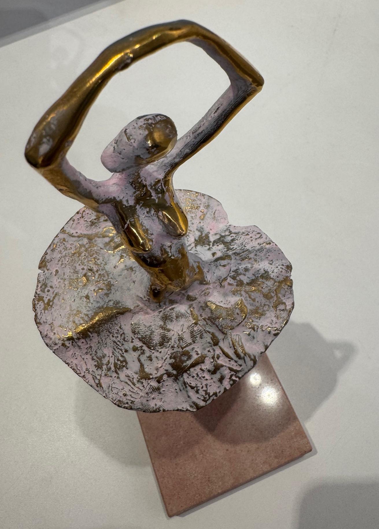 Ballerina - Bronzeskulptur einer figurativen wirbelnden Ballerina zeitgenössische Kunst im Angebot 3