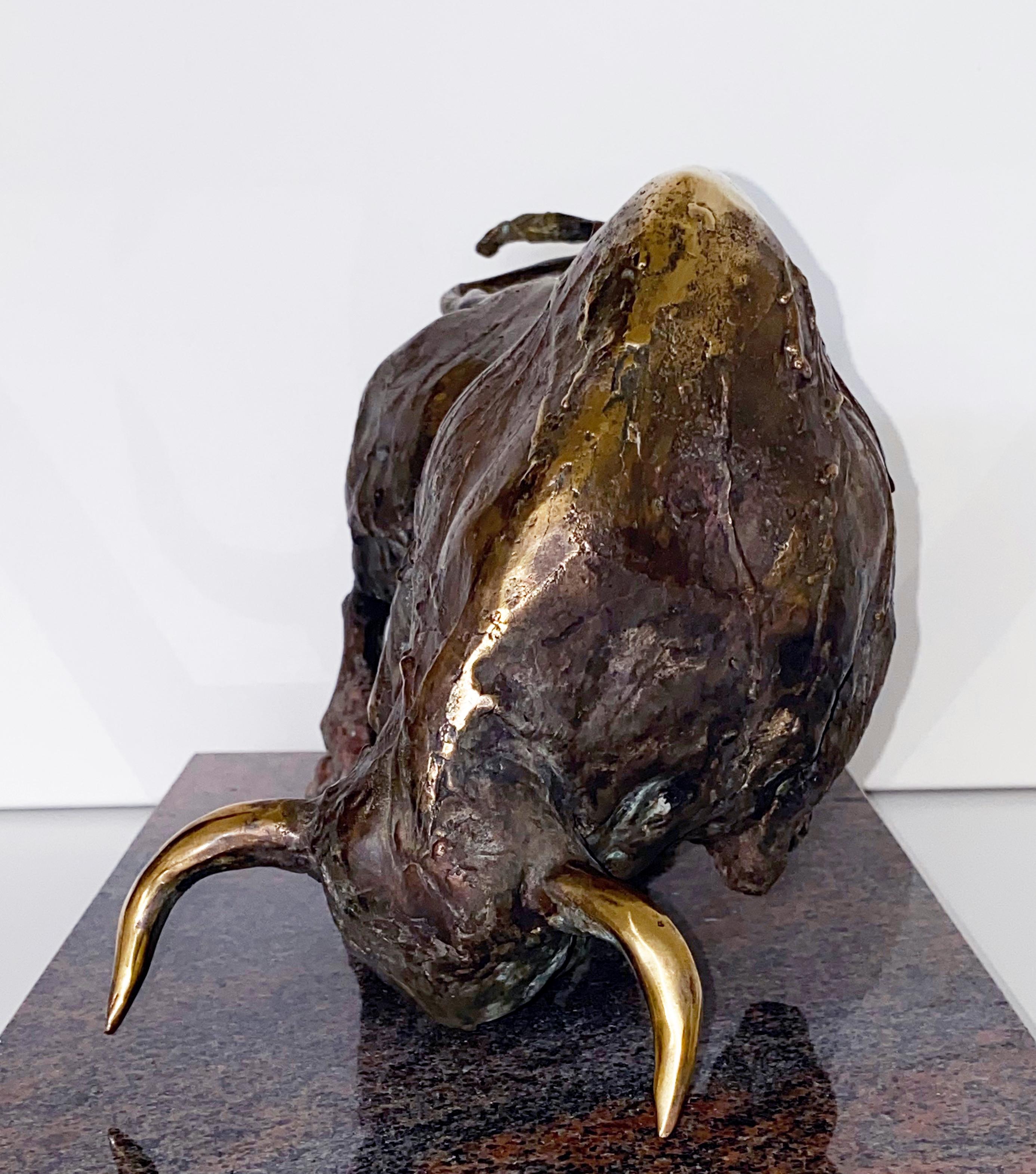 Toro - Bronzeskulptur eines angreifenden Stieres figuratives Kunstwerk von Günay Aliev im Angebot 1