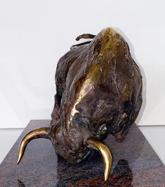 Toro - Bronze sculpture of a bull attacking figurativ artwork by Günay Aliev