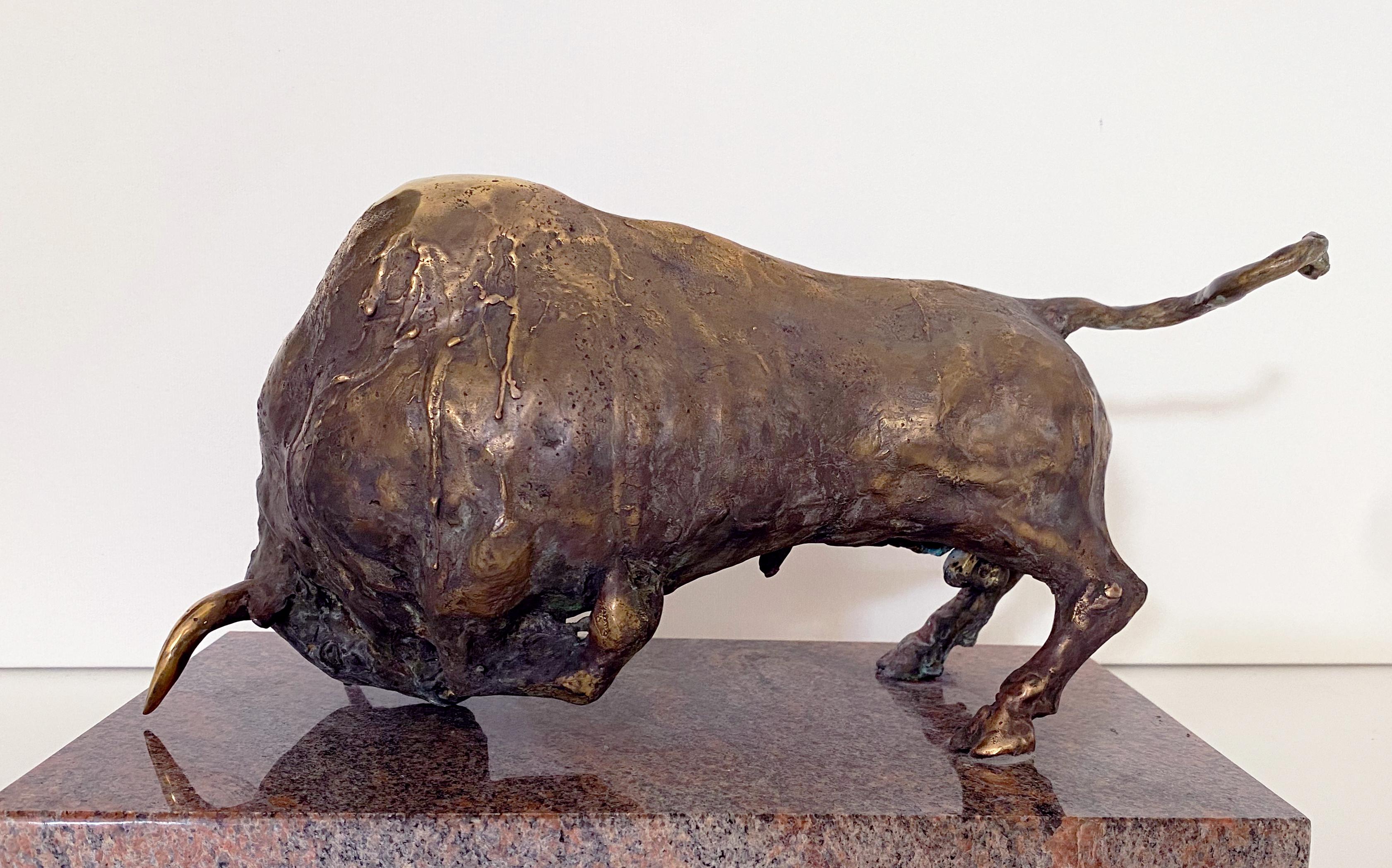 Toro - Bronzeskulptur eines angreifenden Stieres figuratives Kunstwerk von Günay Aliev im Angebot 2