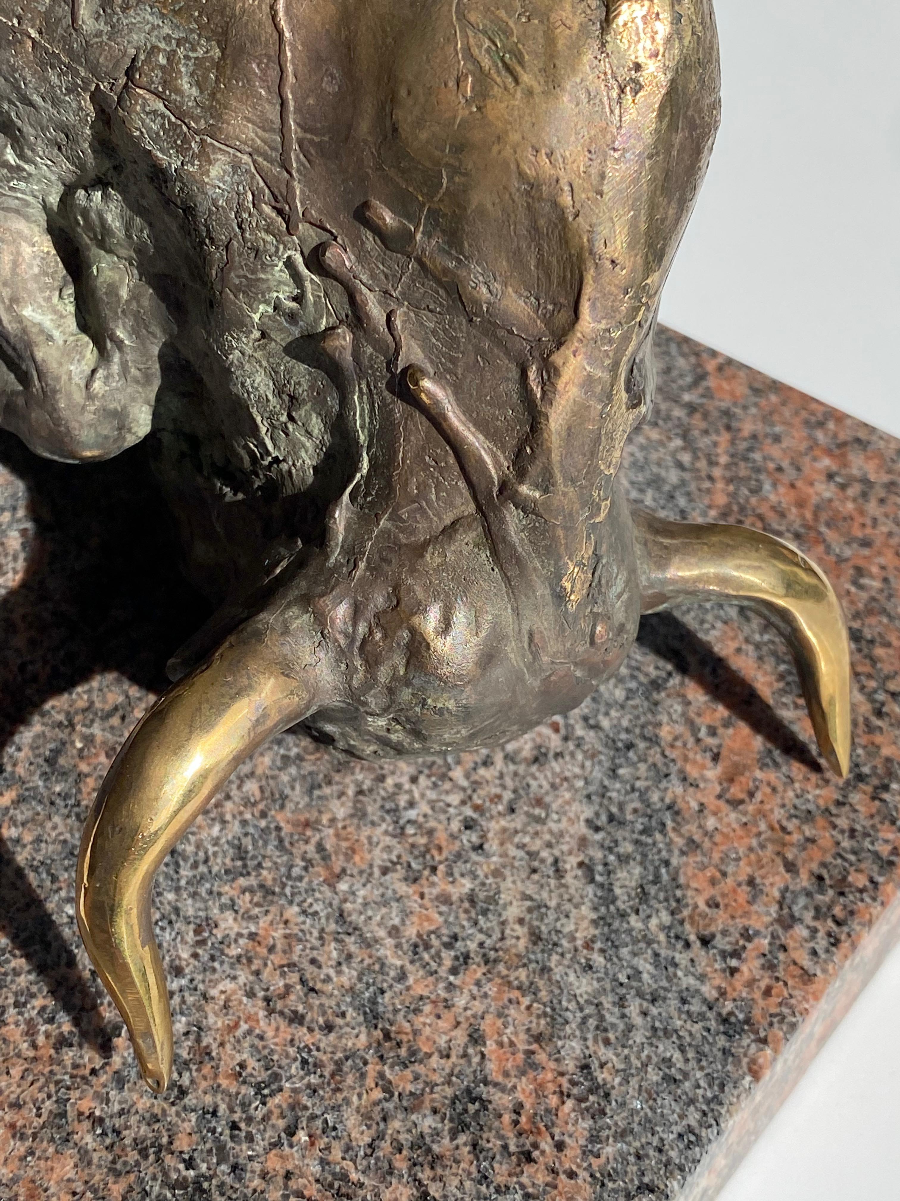 Toro - Bronzeskulptur eines angreifenden Stieres figuratives Kunstwerk von Günay Aliev im Angebot 3
