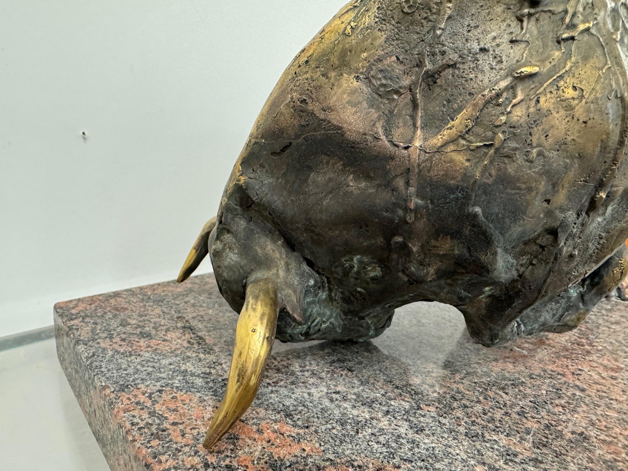 Toro - Bronzeskulptur eines angreifenden Stieres figuratives Kunstwerk von Günay Aliev im Angebot 5