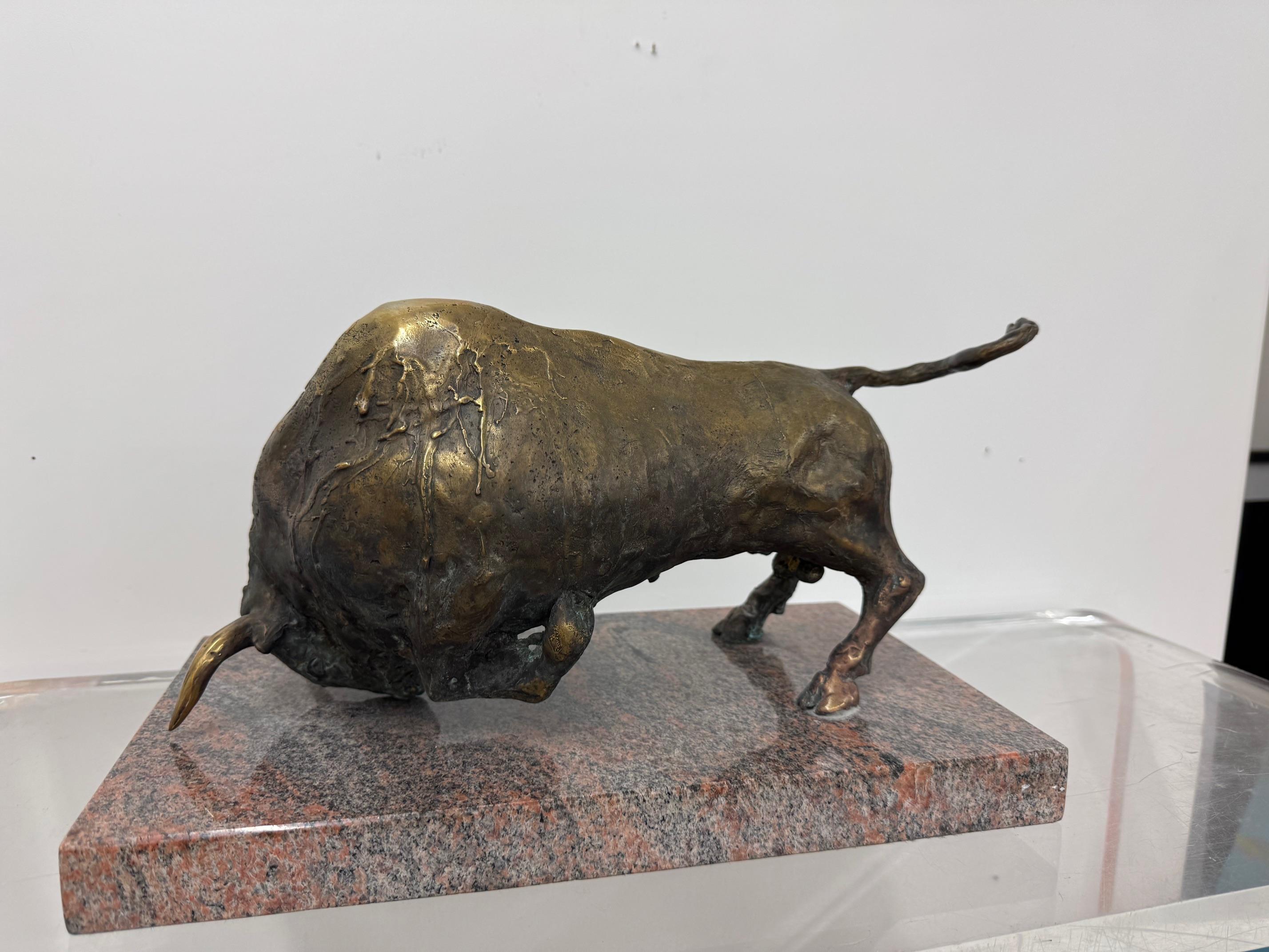 Toro - Bronzeskulptur eines angreifenden Stieres figuratives Kunstwerk von Günay Aliev im Angebot 6