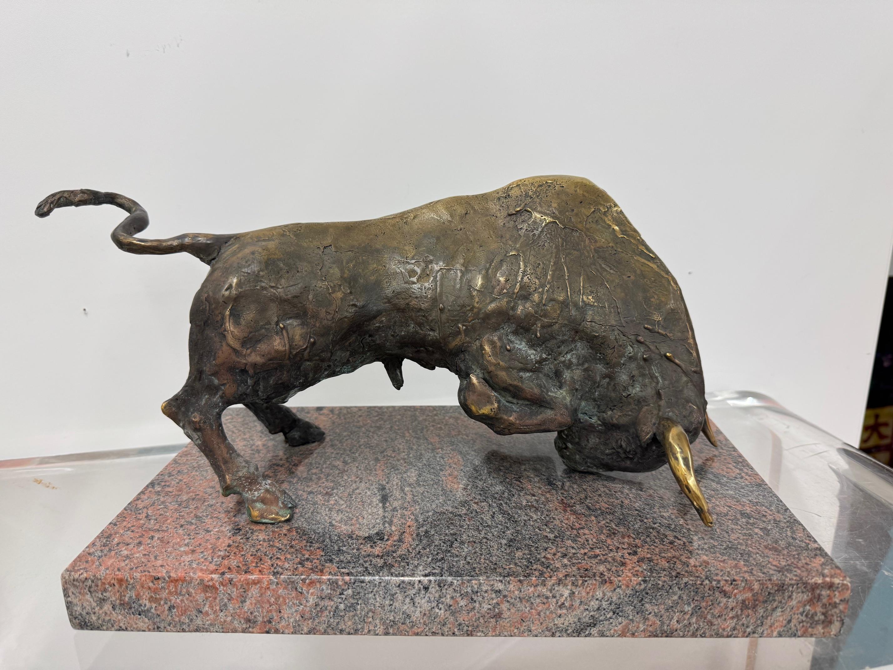 Toro - Bronzeskulptur eines angreifenden Stieres figuratives Kunstwerk von Günay Aliev im Angebot 7