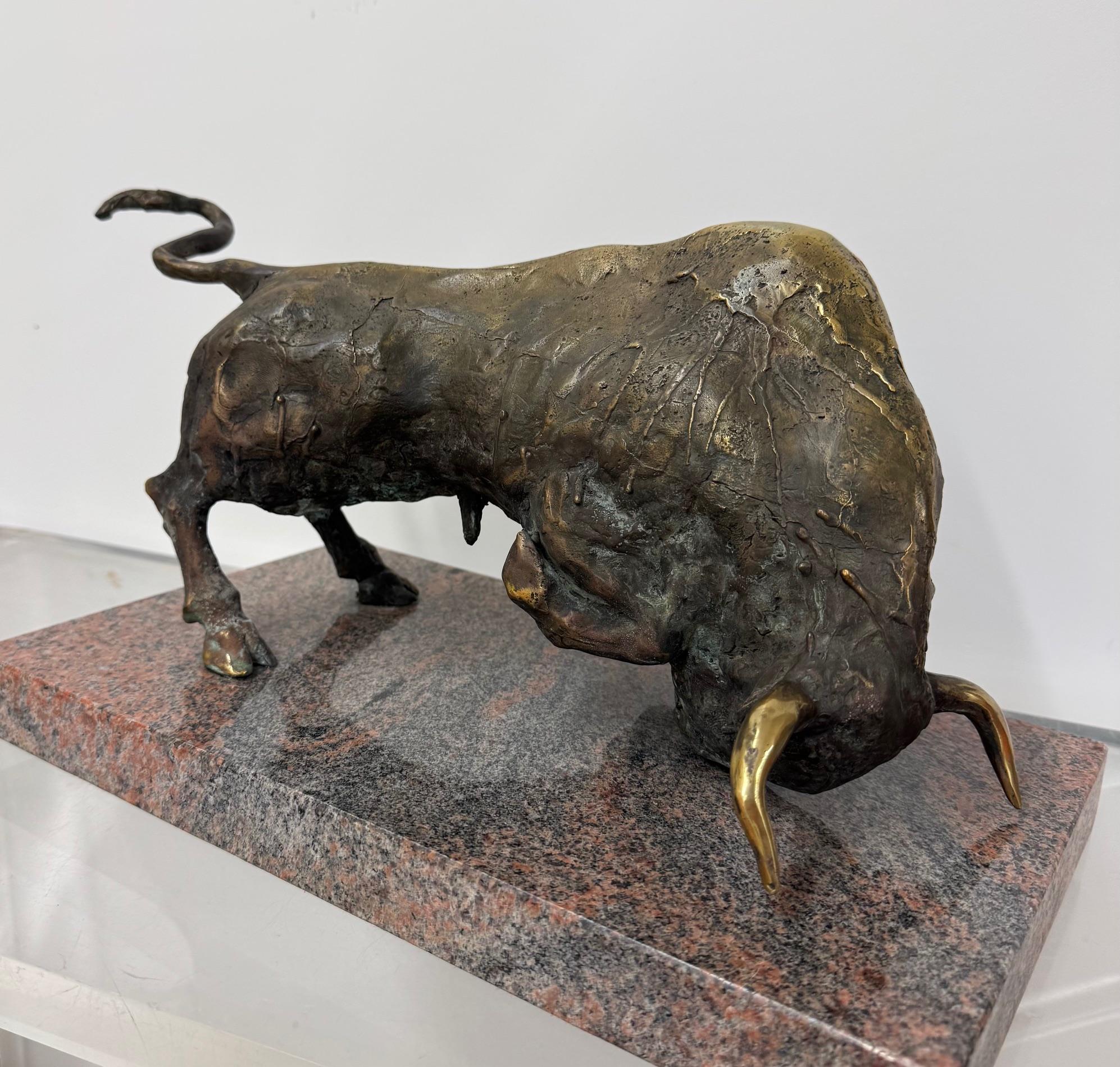 Toro - Bronzeskulptur eines angreifenden Stieres figuratives Kunstwerk von Günay Aliev im Angebot 8