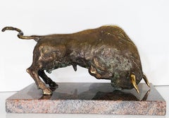 Toro - Sculpture en bronze d'un taureau attaquant une œuvre d'art figurative de Günay Aliev