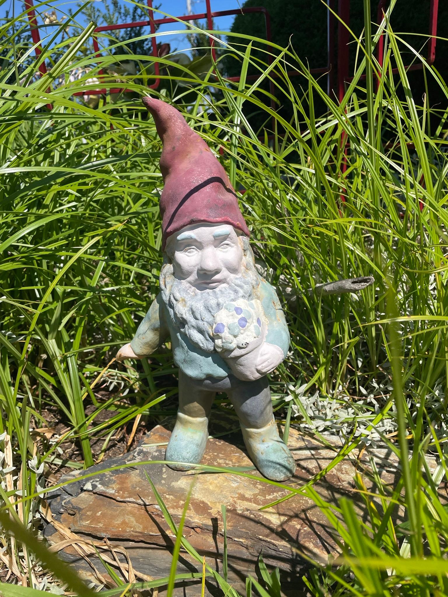 Gnome-Gartenskulptur in Originalfarbe „Flower Pot“ (Handbemalt) im Angebot