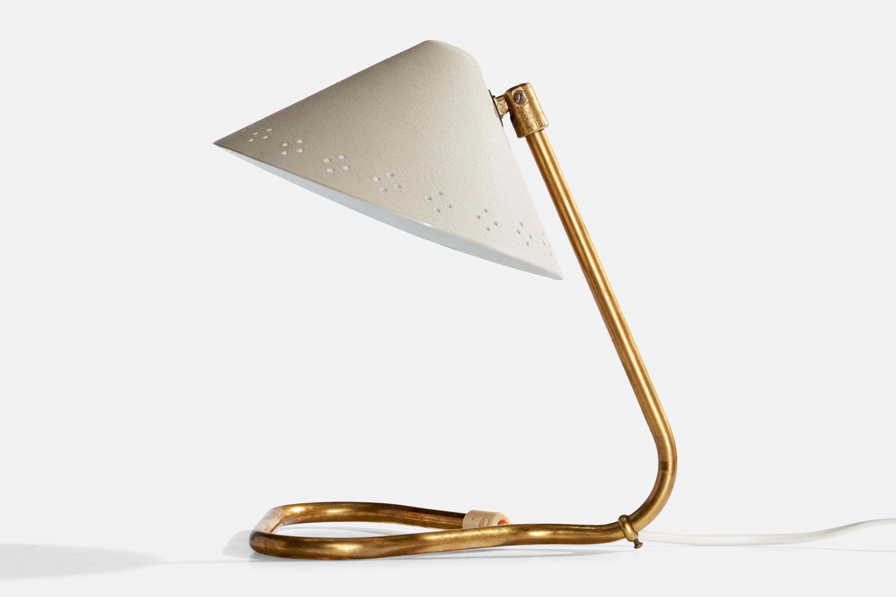 Lampe de table en laiton et métal laqué blanc produite par Gnosjö Konstsmide, Suède, c. 1950.

Dimensions de la lampe avec abat-jour (pouces) : 9