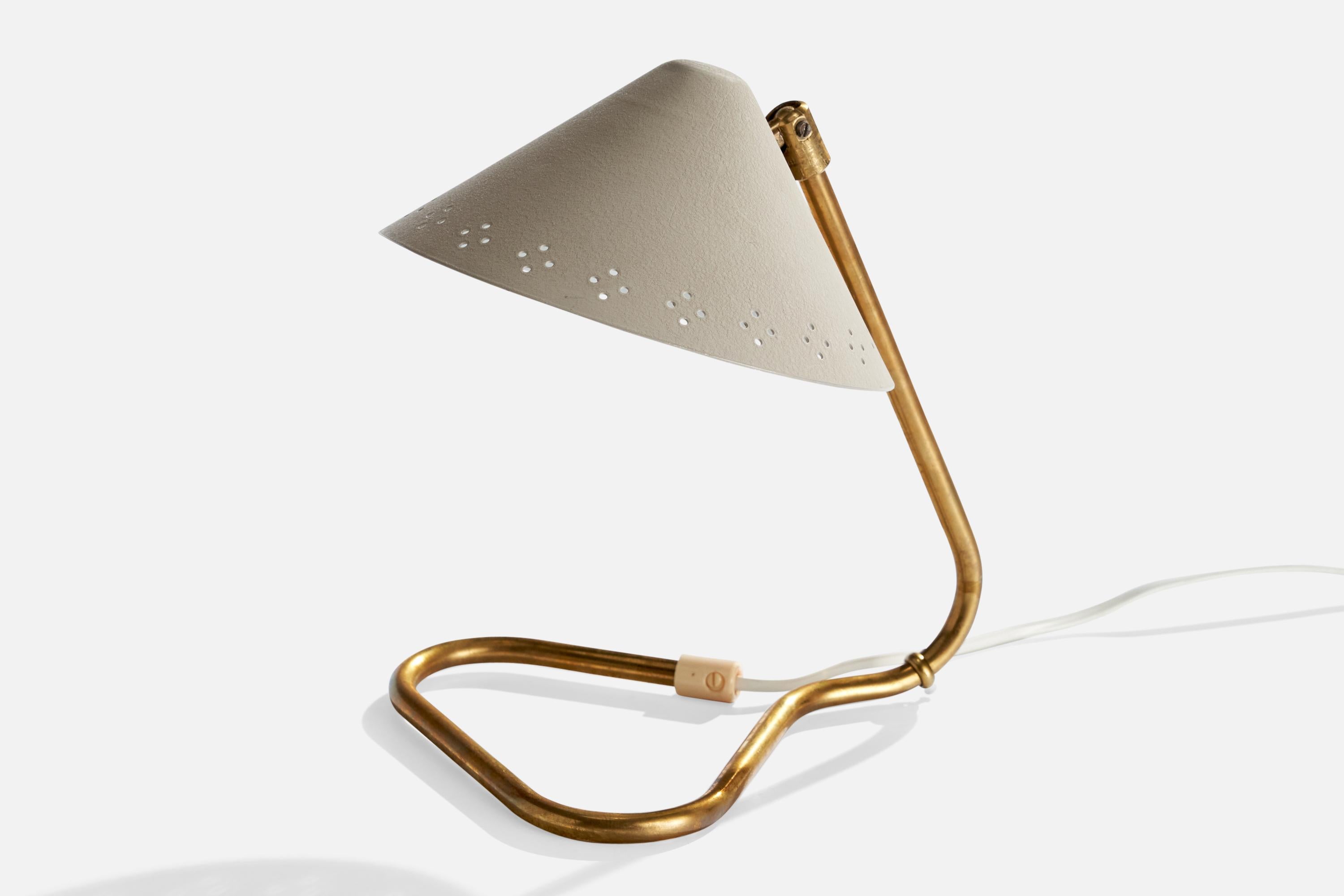 Gnosjö Konstsmide, lampe de table, laiton, métal, Suède, années 1950 Bon état - En vente à High Point, NC