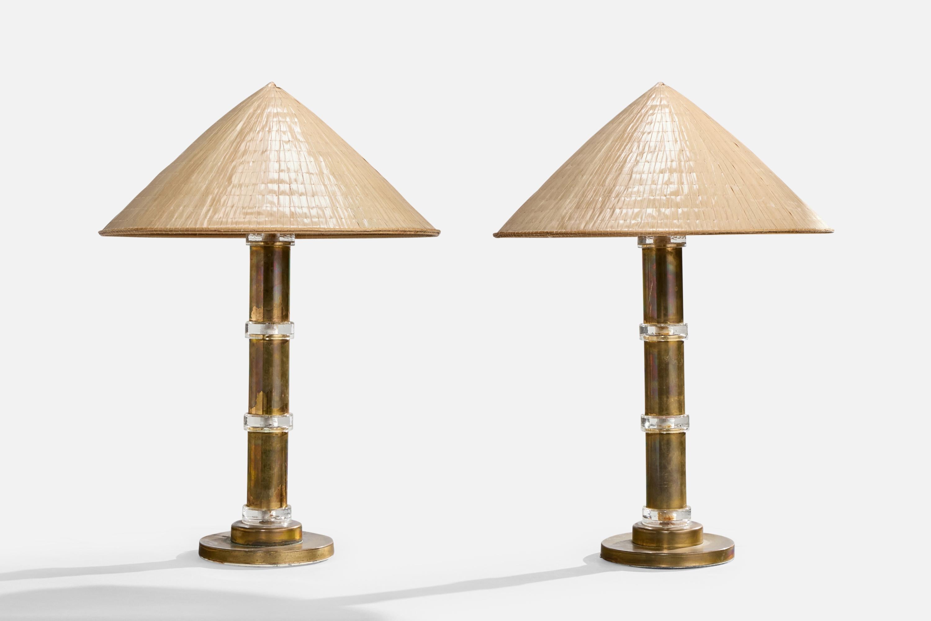 Paire de lampes de table en laiton, verre et rotin produites par Gnosjö Konstsmide, Suède, c. 1960.

La base et le col en laiton présentent une oxydation modérée. Les abat-jour ont probablement été remplacés à un moment ou à un autre de l'histoire