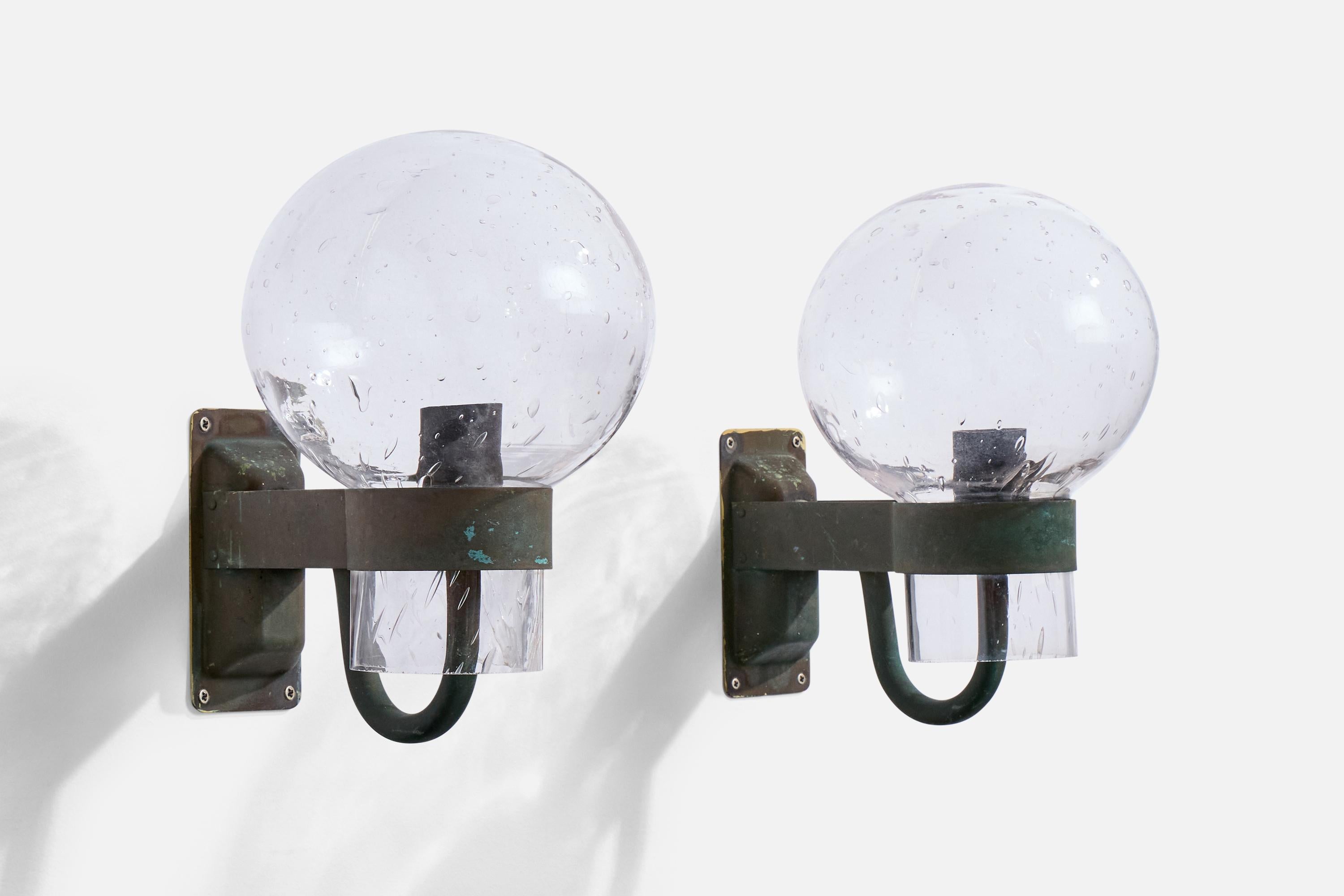 Paire d'appliques en cuivre patiné et verre soufflé produites par Gnosjö Konstsmide, Suède, c. années 1970.

Oxydation modérée sur les fixations en cuivre.

Dimensions totales (en pouces) : 11,4