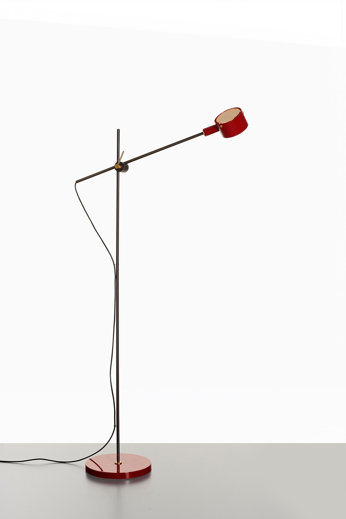 The G.O. lamp is the revival edition of a model designed for Oluce by Giuseppe Ostuni in the 1960s.
A lamp that, in the essence of its design, is extremely current, characterised by a vertical shaft from which a horizontal arm branches off and on