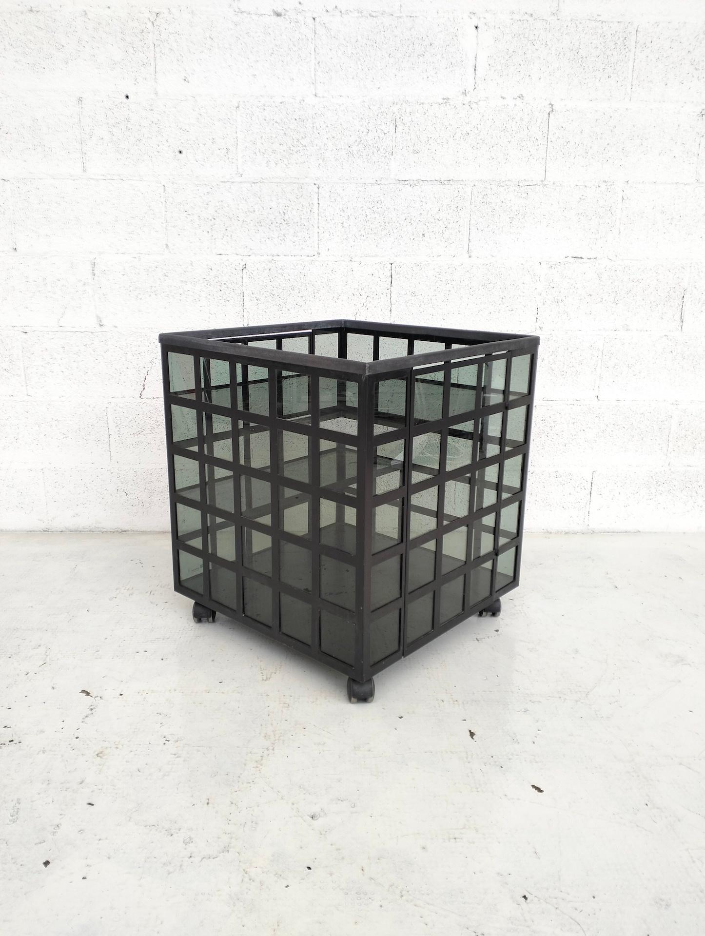 Anna Ferrarese Anselmi, from Padua, had brought the professional experience she had with Ettore Sottsass to her city and the family business. Designer and art director of Bieffe and Bieffeplast from the Seventies until 1999, with her husband Guido