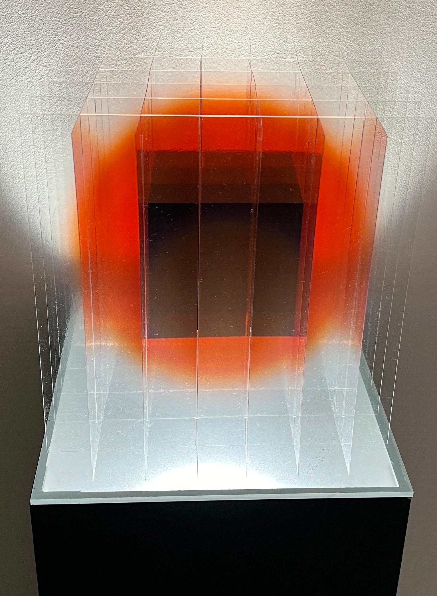Schwarzer Würfel in rotem quadratischem Origami-/Keramikkunstwerk von Go Segawa (Jp). M-One im Angebot 1