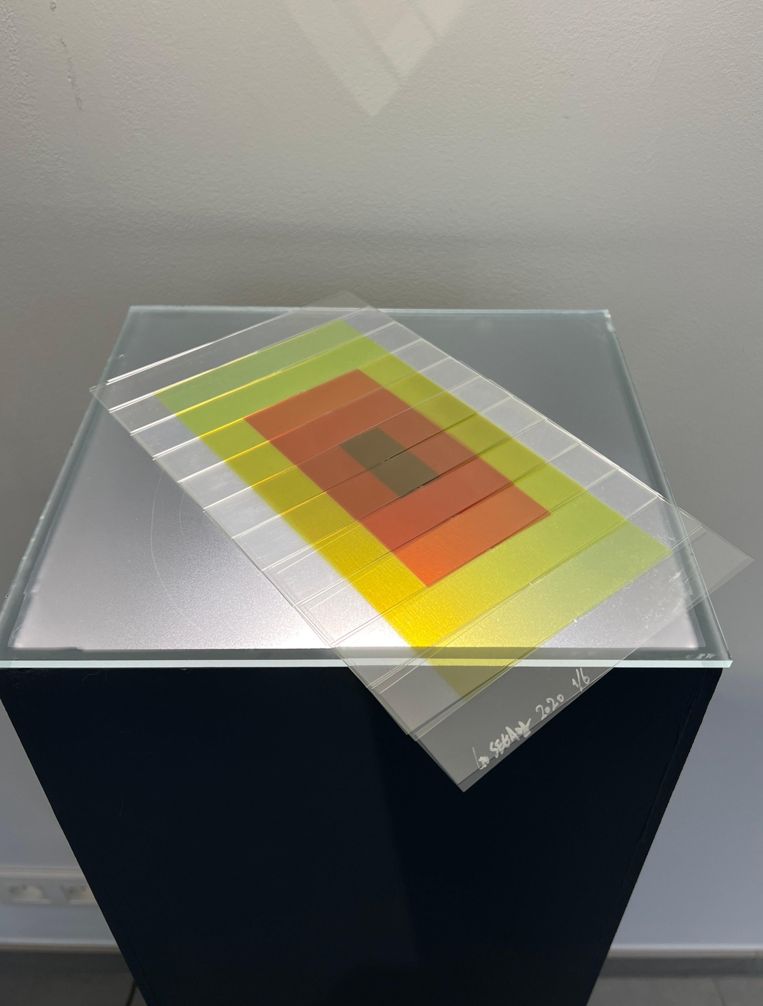 Origami/œuvre d'art cinétique, se plie complètement à plat. Fournit une illusion visuelle amusante et forte, avec une sensation de gelée.
Signé et numéroté 1/6, daté 2020.
Le socle à leds est fourni en supplément. Il est facultatif, mais recommandé