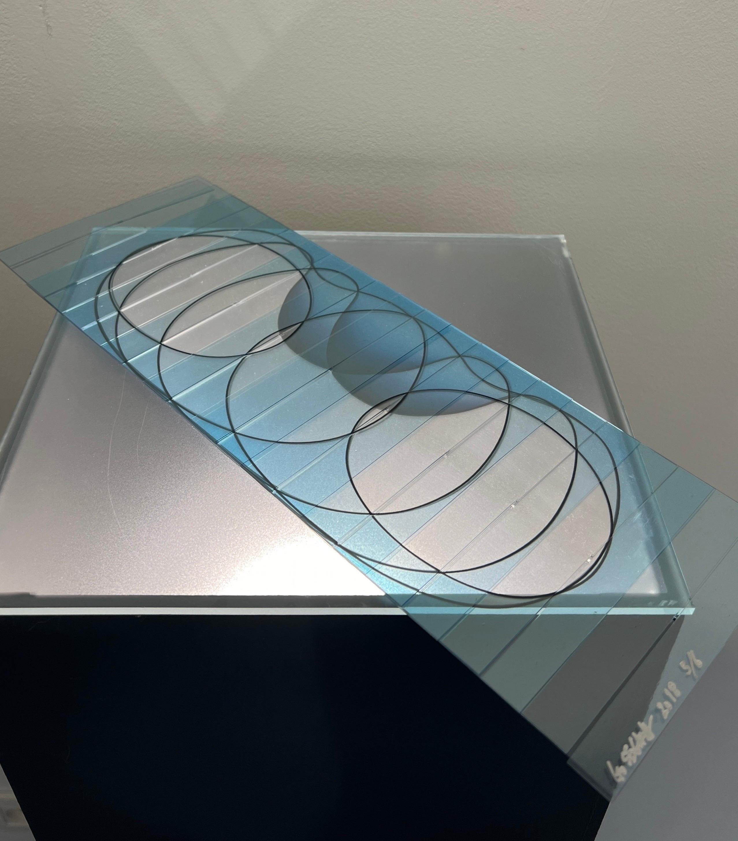 Origami/kinetic artpiece, folds completely flat. Provides a fun and strong visual illusion , with a feeling of jelly.
Signed and numbered 5/6, dated 2018.
Led pedestal comes extra. It is optional, but recommended (looks wonderful in darkness). It