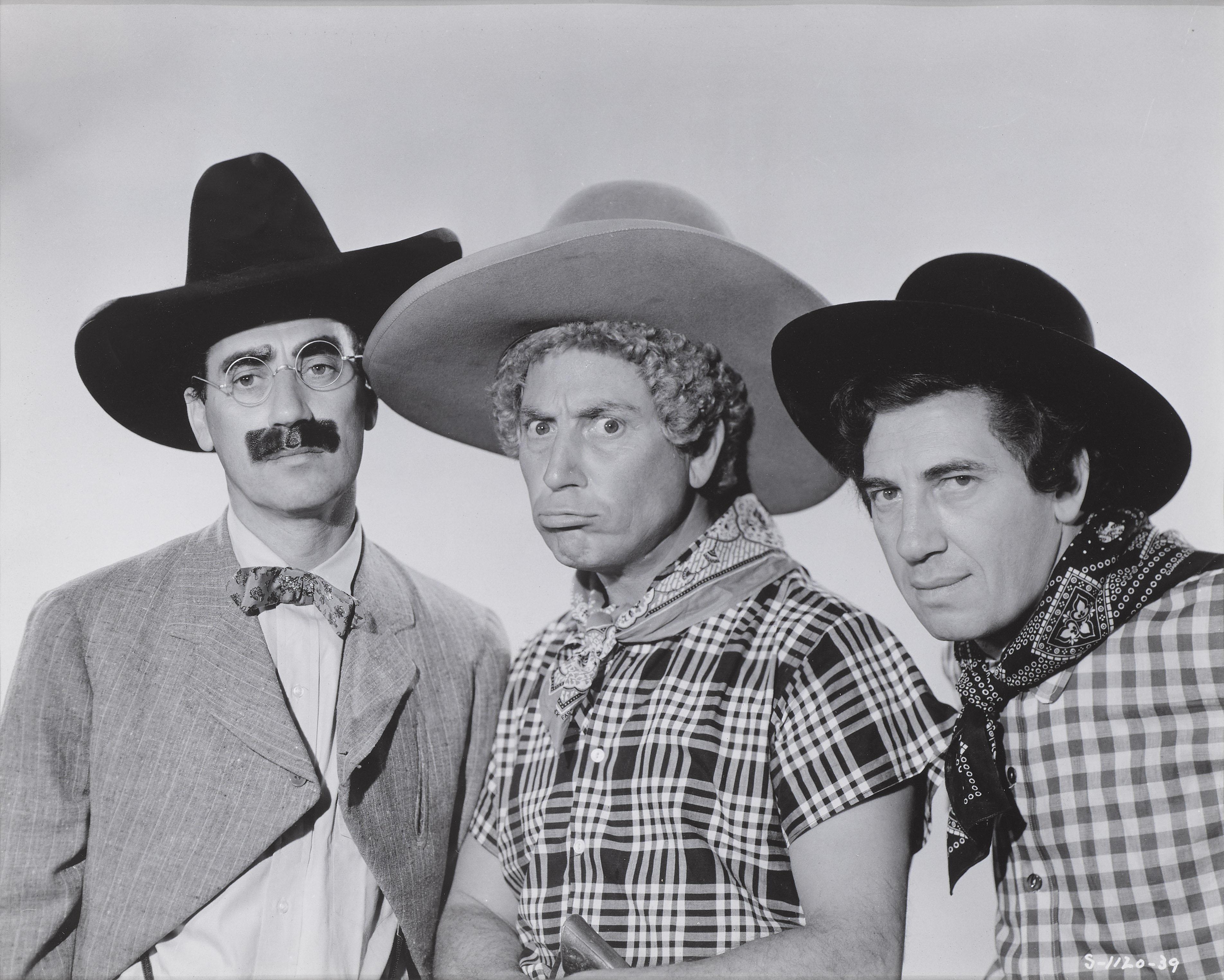 Image originale de la comédie américaine Go West, réalisée par Edward Buzzell, avec Groucho Marx, Chico Marx et Harpo Marx.
Cette pièce est encadrée dans un cadre en bois d'Obeche avec un montage sur carte sans acide et un plexiglas UV. 
Cette pièce