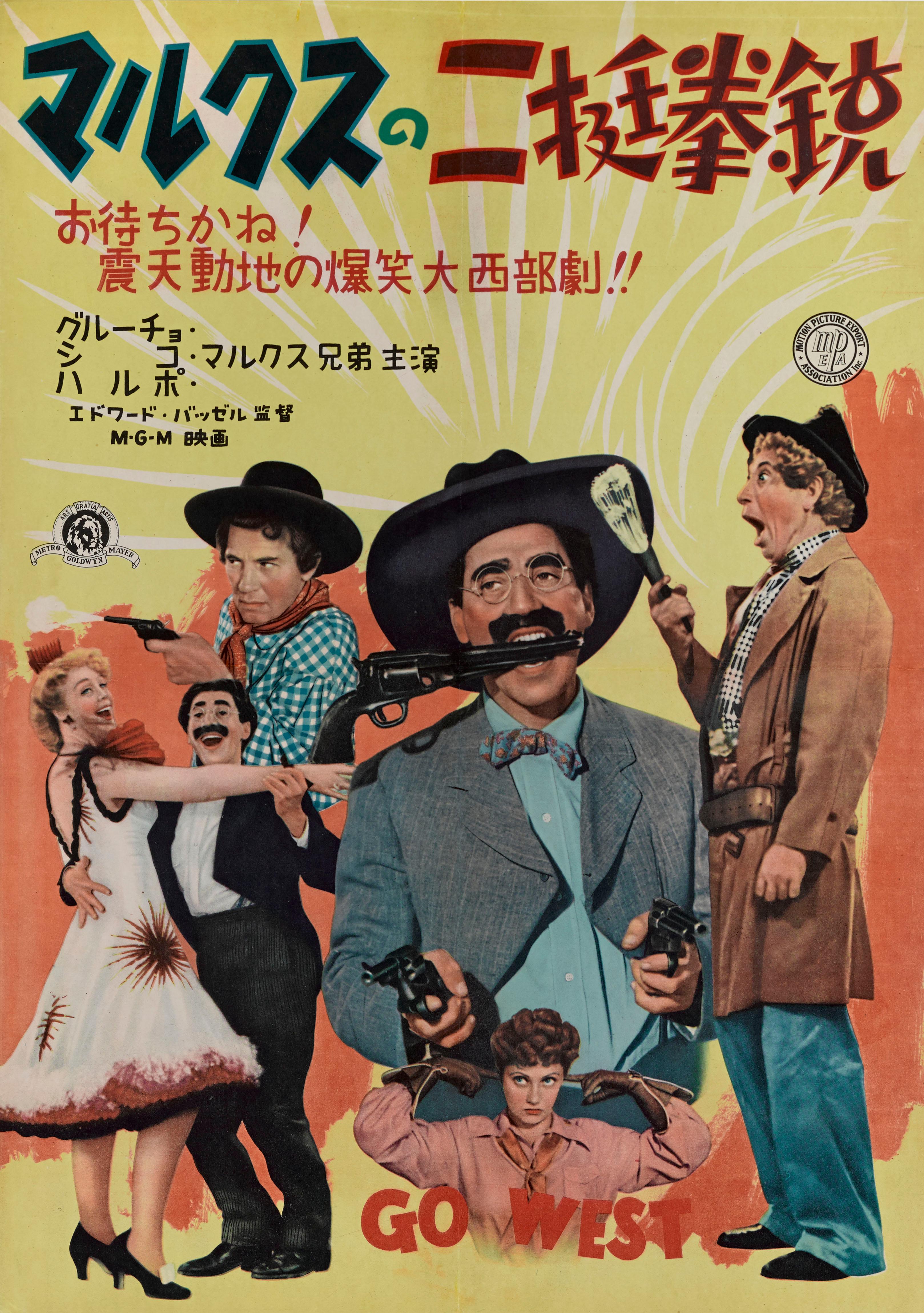 Si tratta di una rarissima locandina originale giapponese della commedia Go West del 1940. Il film è stato diretto da Edward Buzzell e interpretato da Groucho Marx, Chico Marx e Harpo Marx.
Questo poster è stato creato per la prima uscita del film